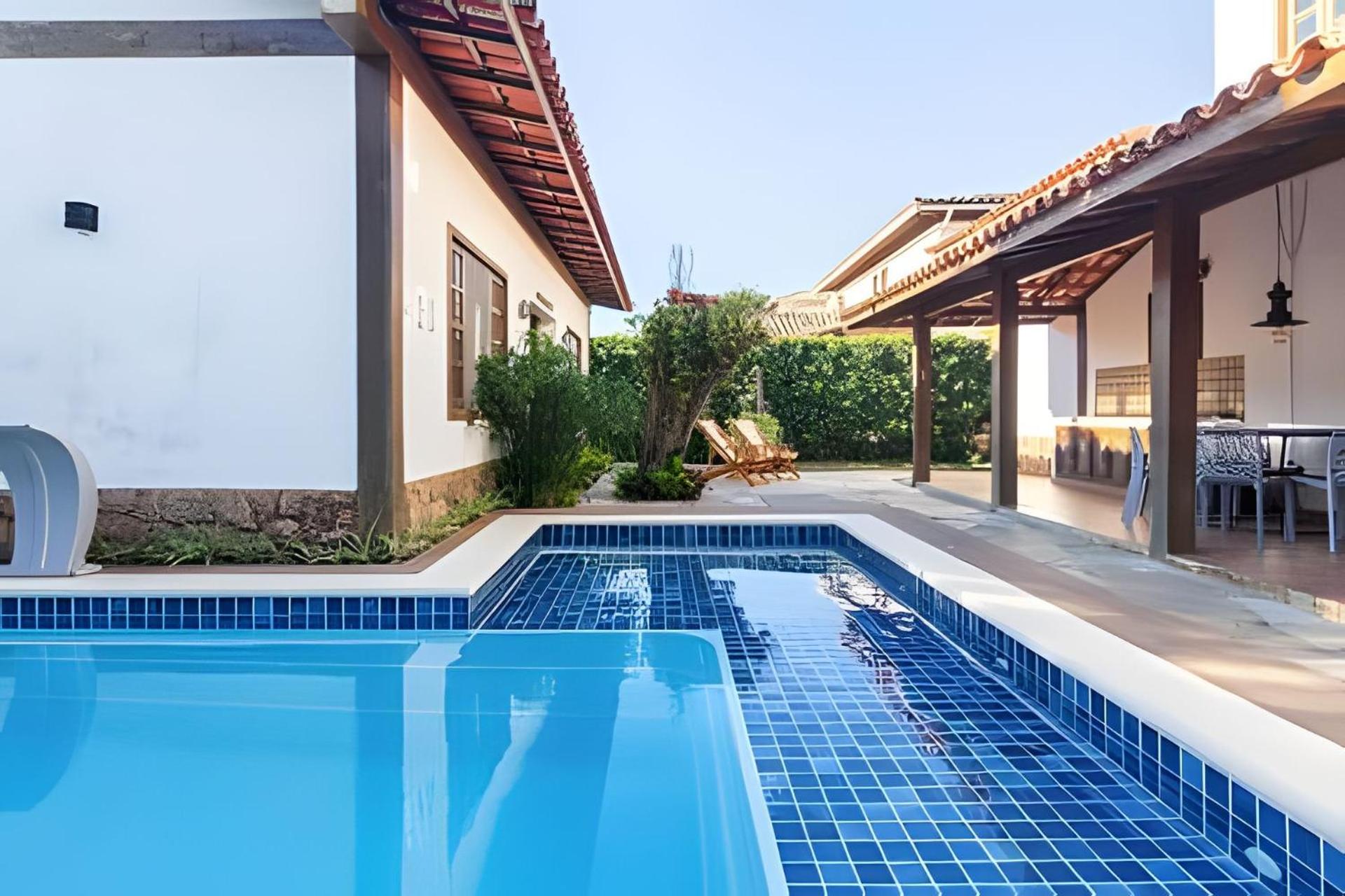 Casa para 14 com piscina privativa perto da Praia de Manguinhos