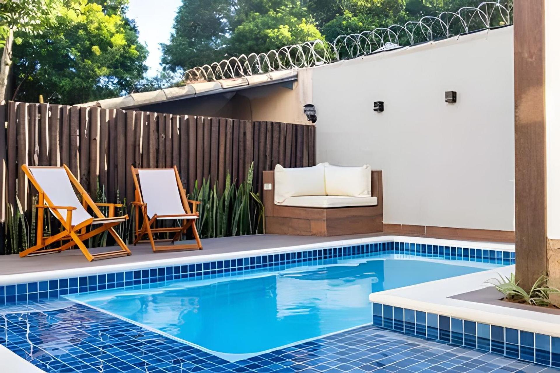 Casa para 14 com piscina privativa perto da Praia de Manguinhos