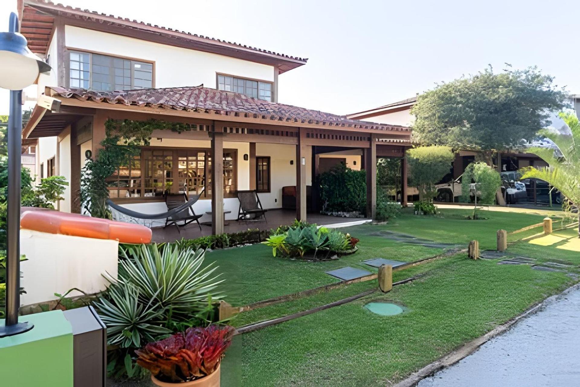 Casa para 14 com piscina privativa perto da Praia de Manguinhos