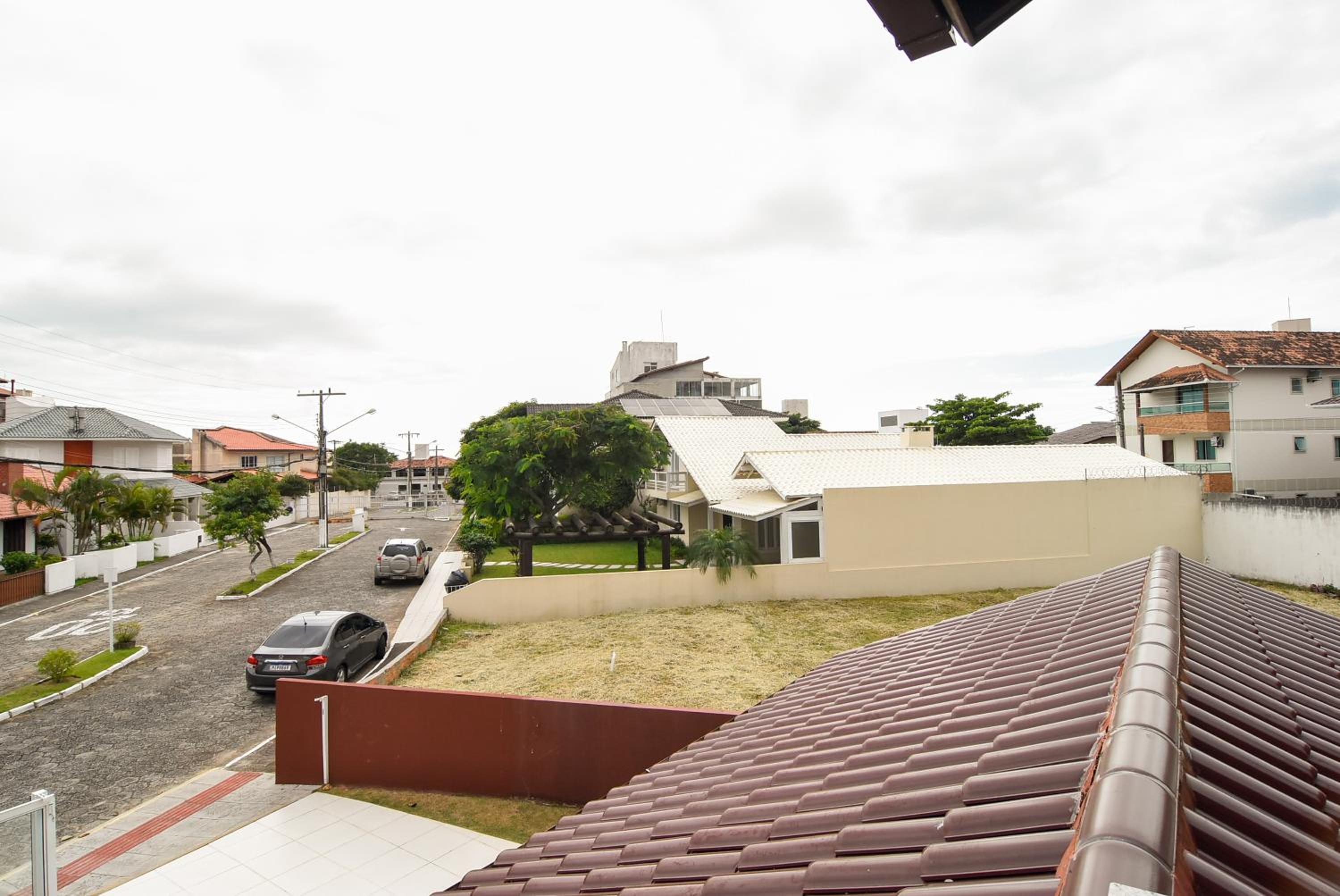 Casa em Cond. Fechado, poucos passos da Praia P539