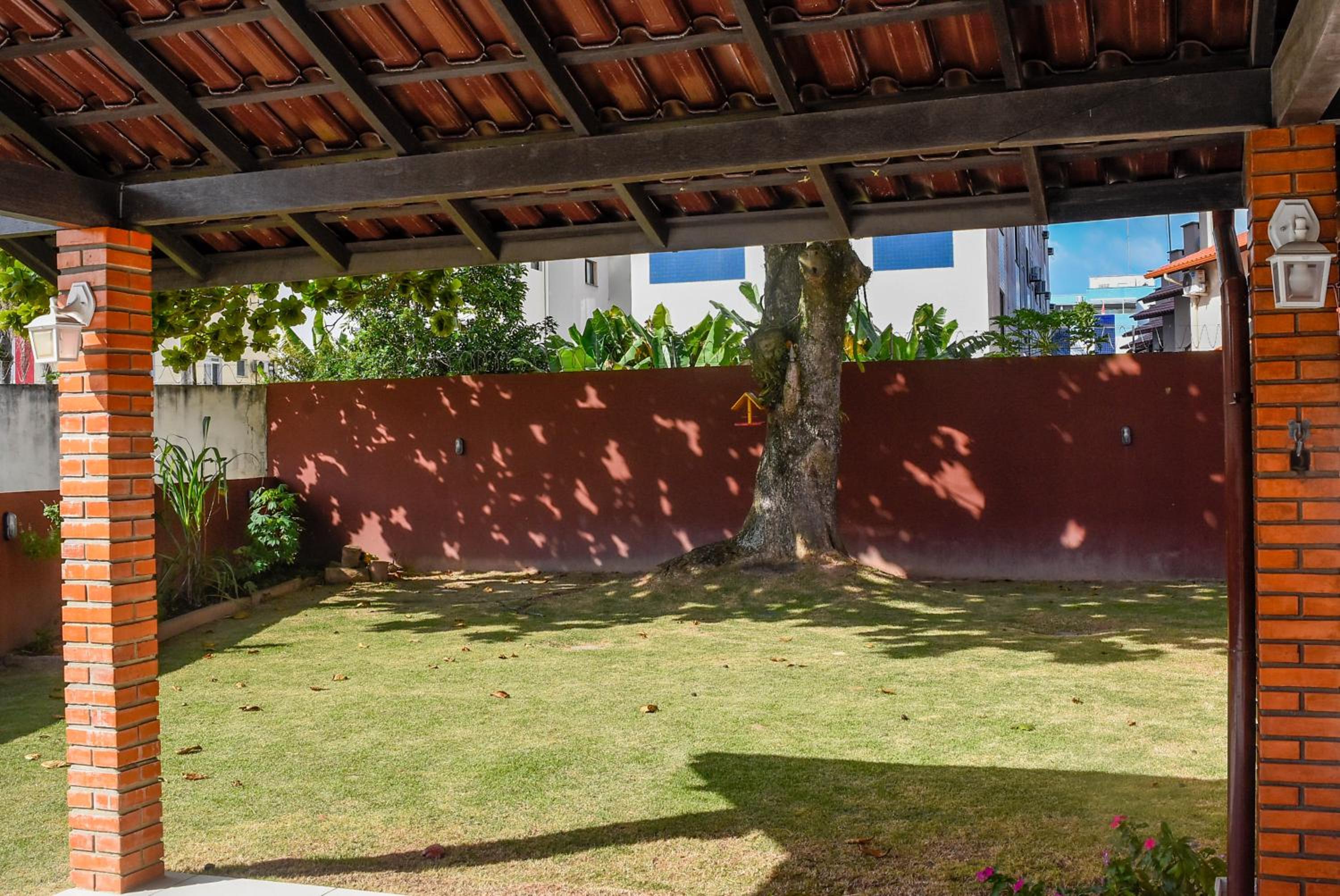 Casa em Cond. Fechado, poucos passos da Praia P539