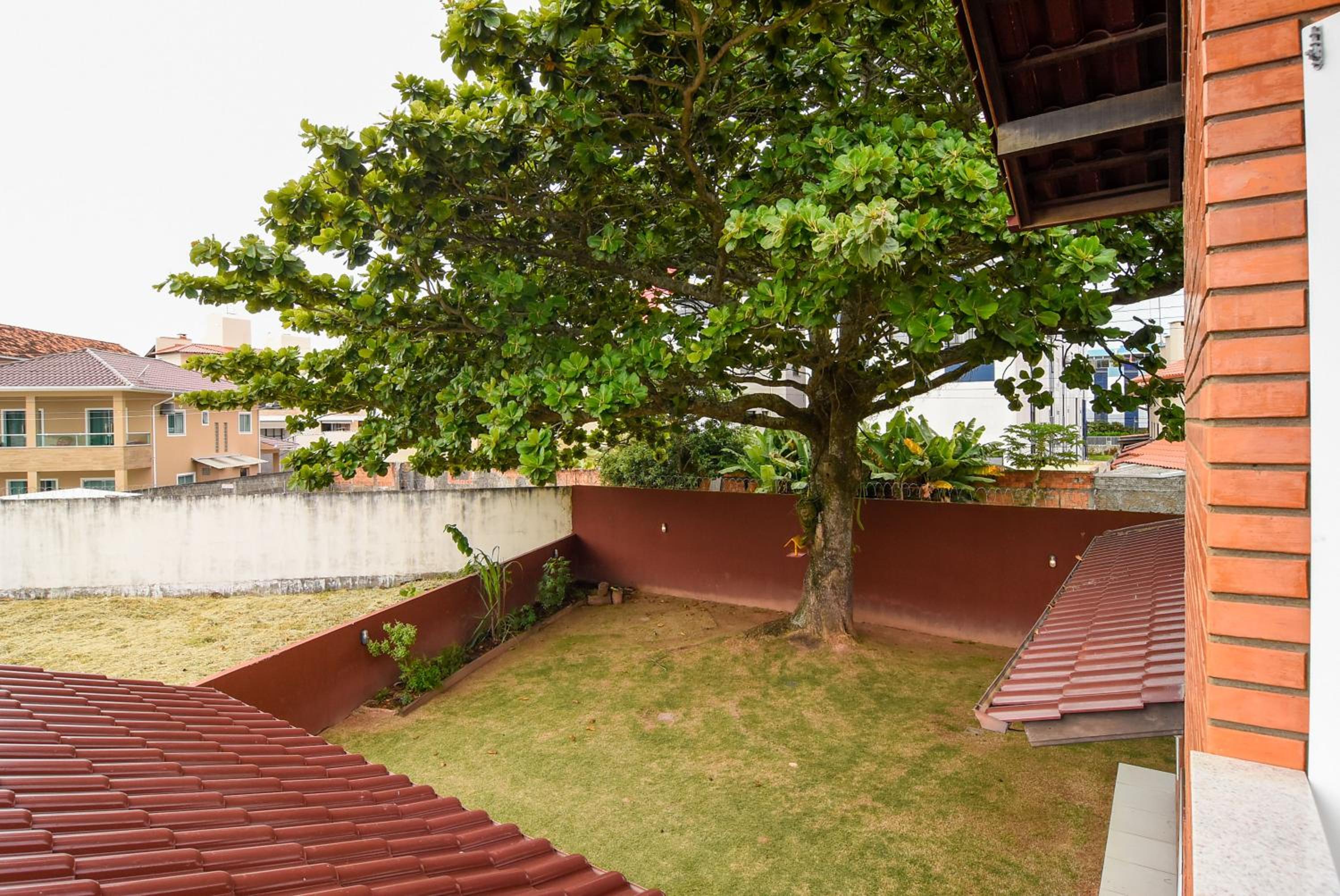 Casa em Cond. Fechado, poucos passos da Praia P539