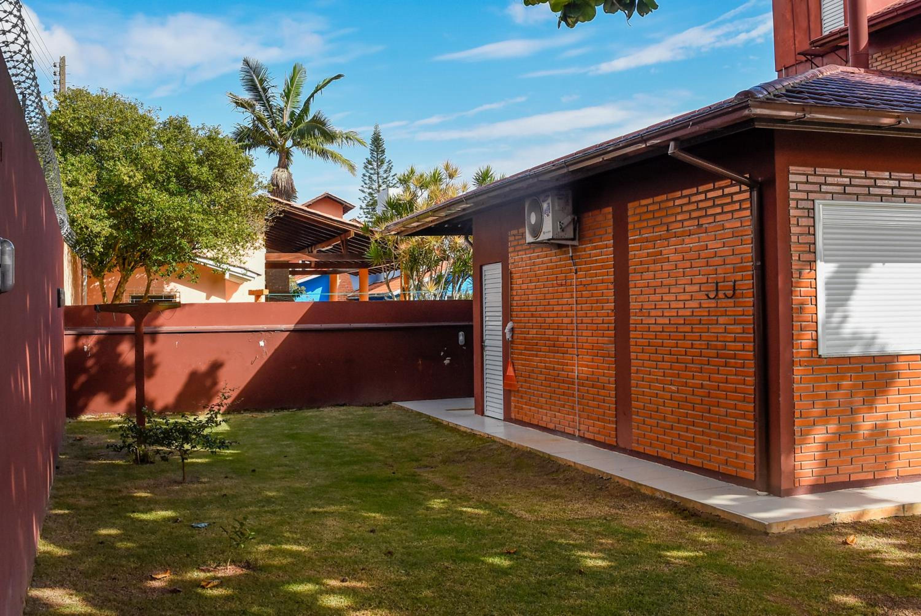 Casa em Cond. Fechado, poucos passos da Praia P539