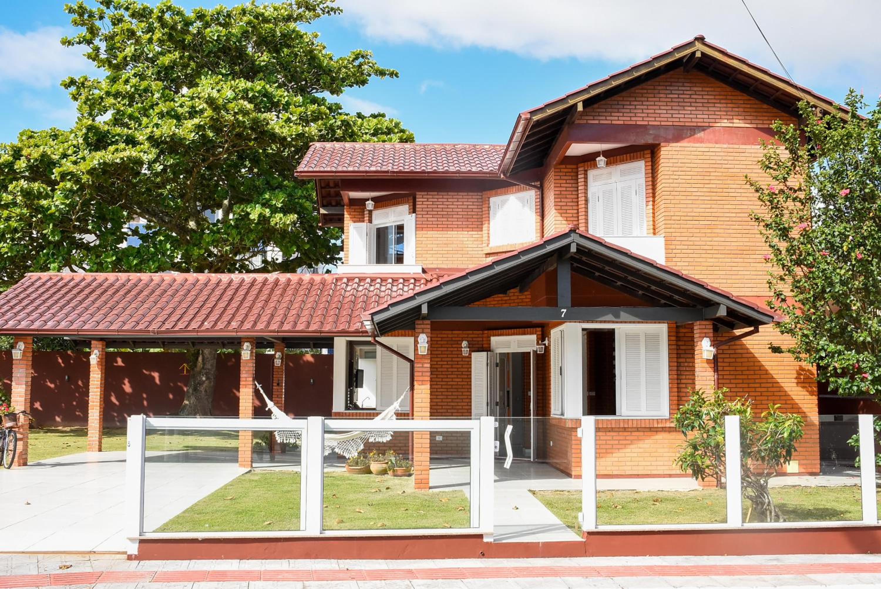 Casa em Cond. Fechado, poucos passos da Praia P539