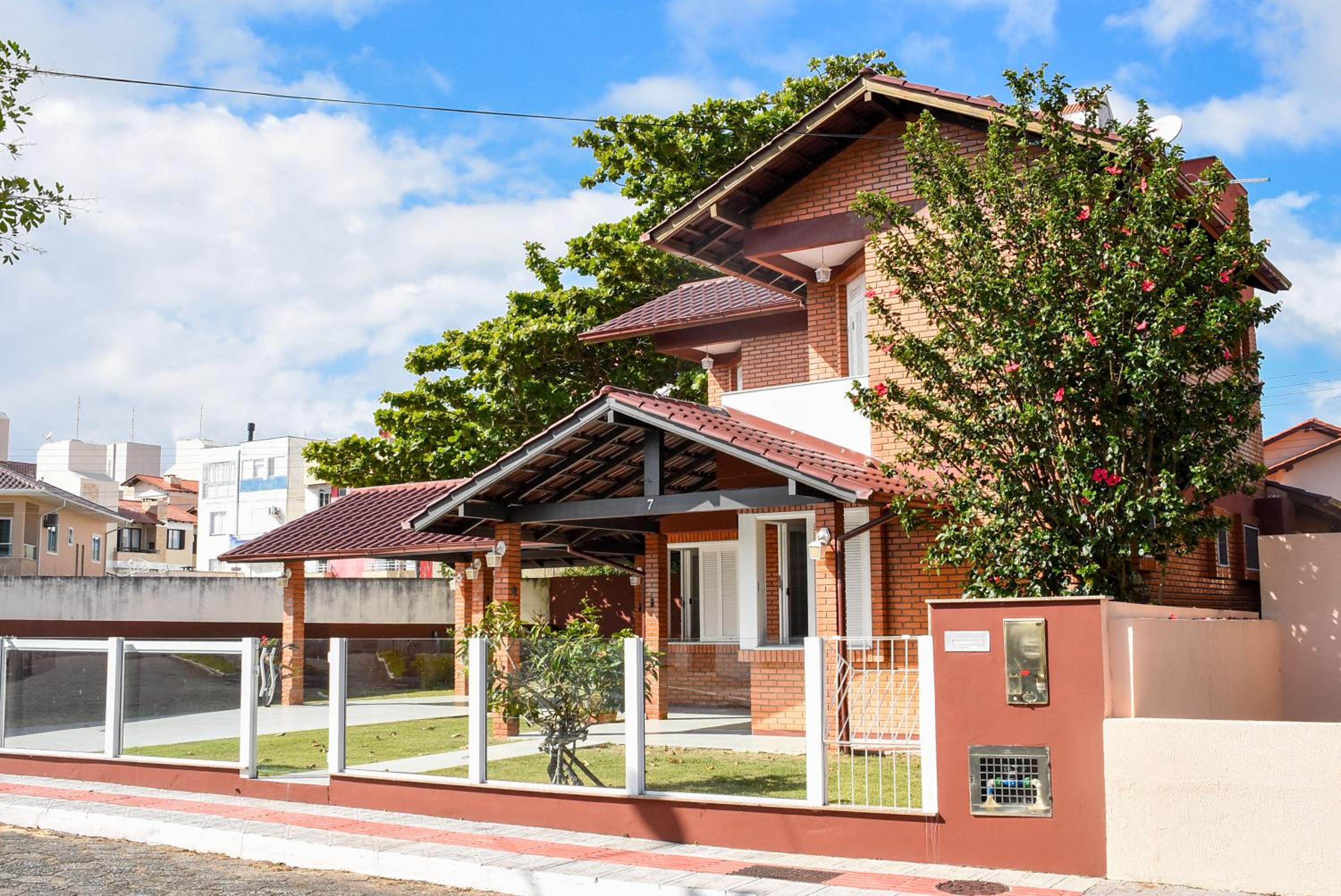 Casa em Cond. Fechado, poucos passos da Praia P539