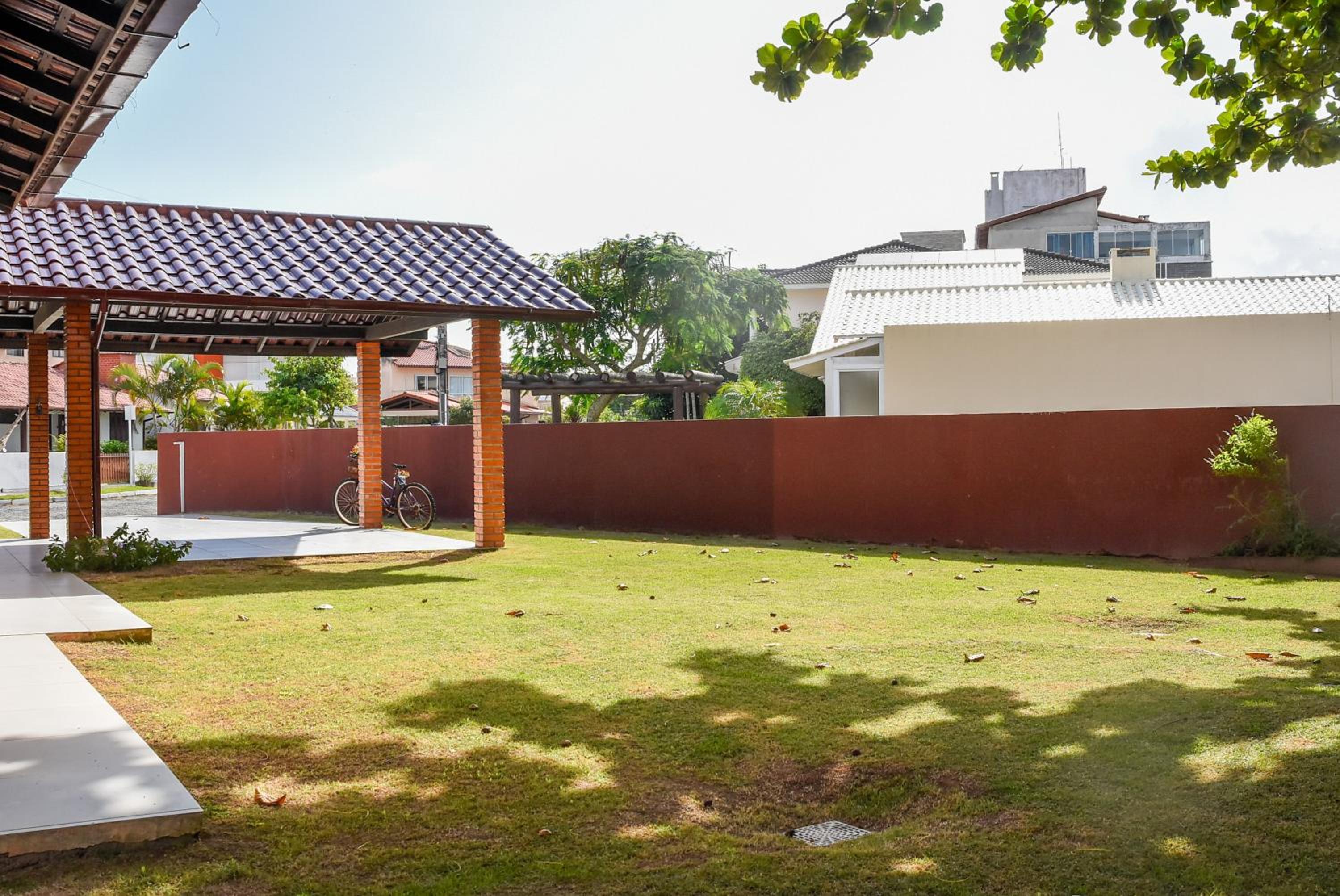 Casa em Cond. Fechado, poucos passos da Praia P539