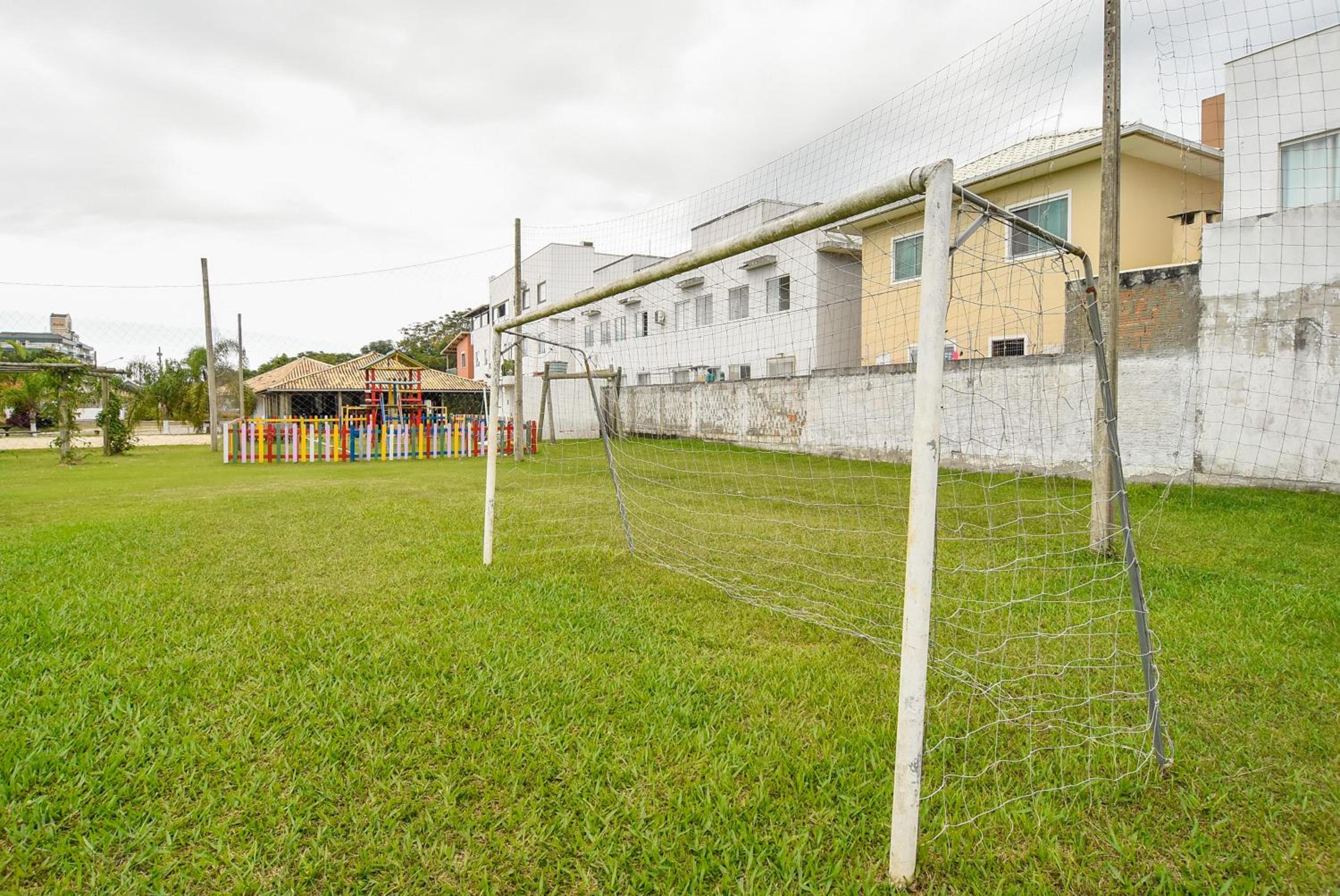 Casa em Cond. Fechado, poucos passos da Praia P539