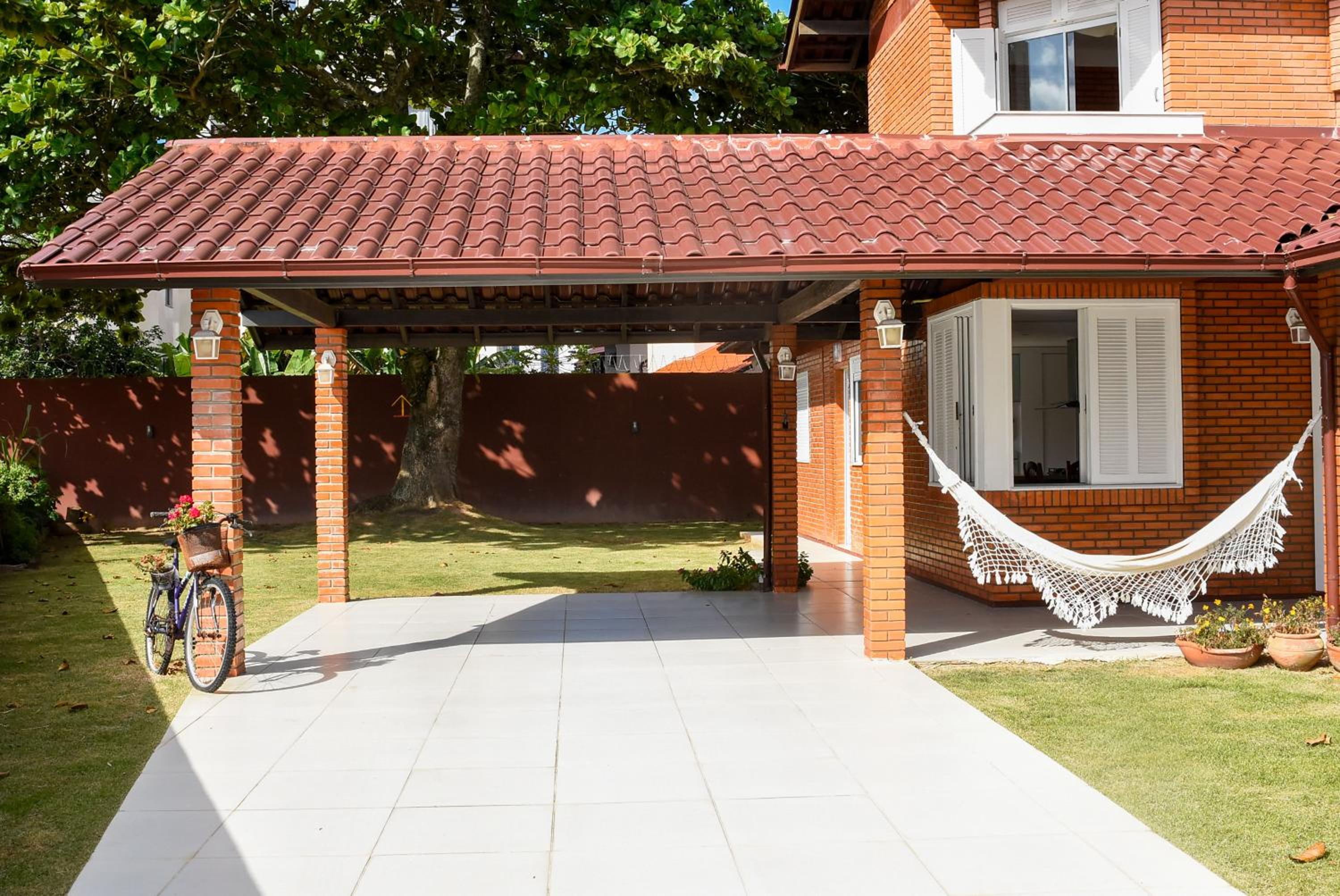 Casa em Cond. Fechado, poucos passos da Praia P539