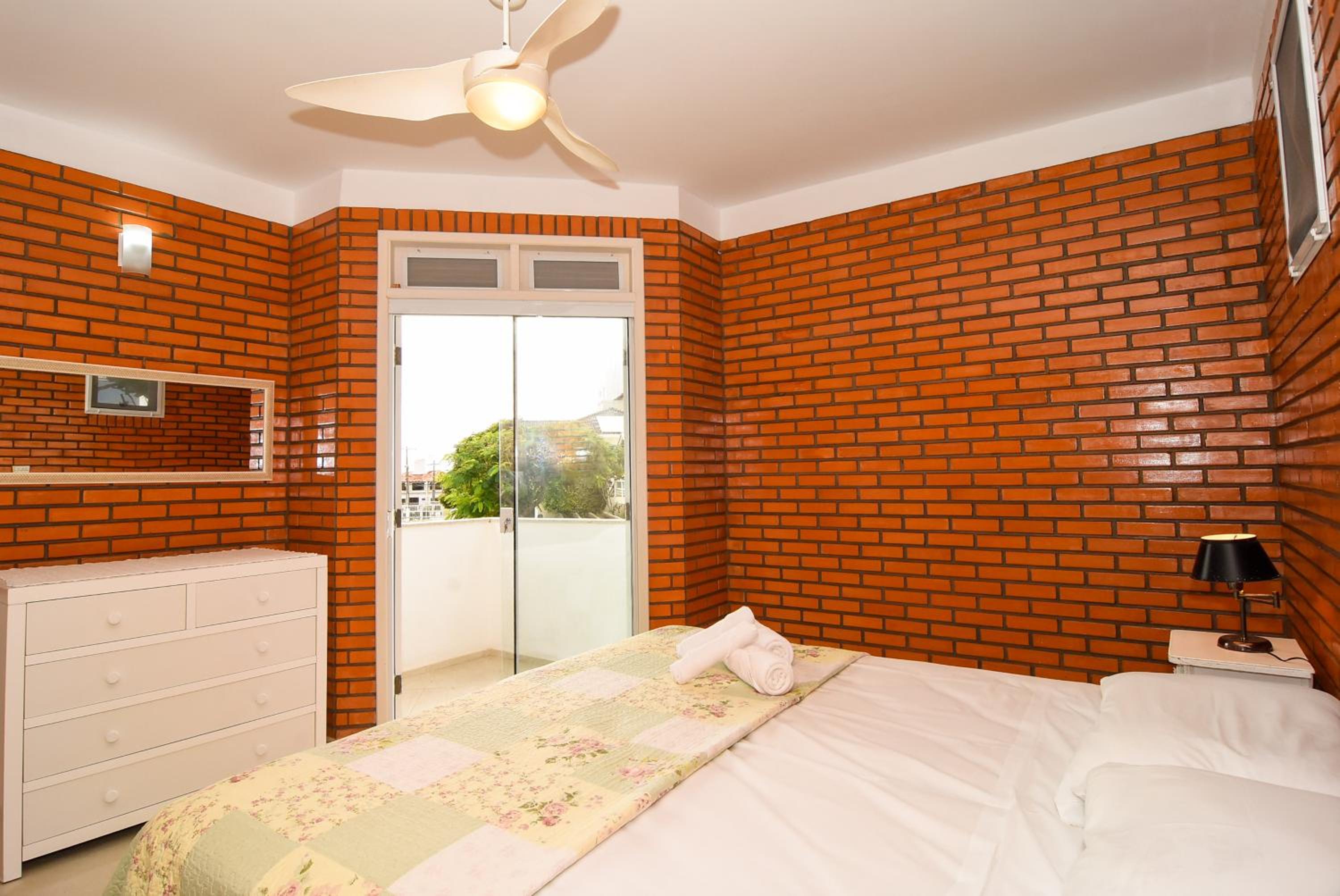 Casa em Cond. Fechado, poucos passos da Praia P539