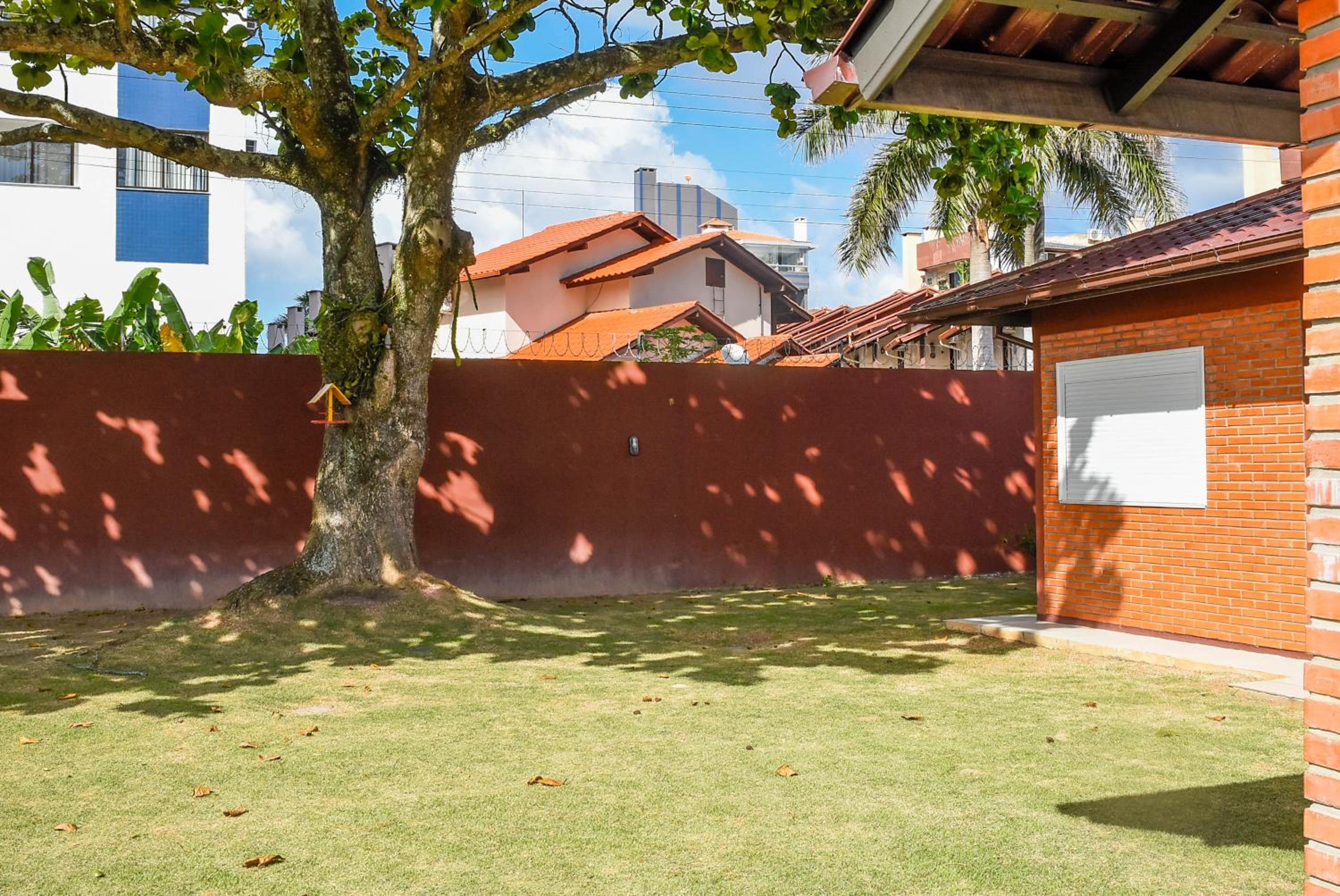 Casa em Cond. Fechado, poucos passos da Praia P539