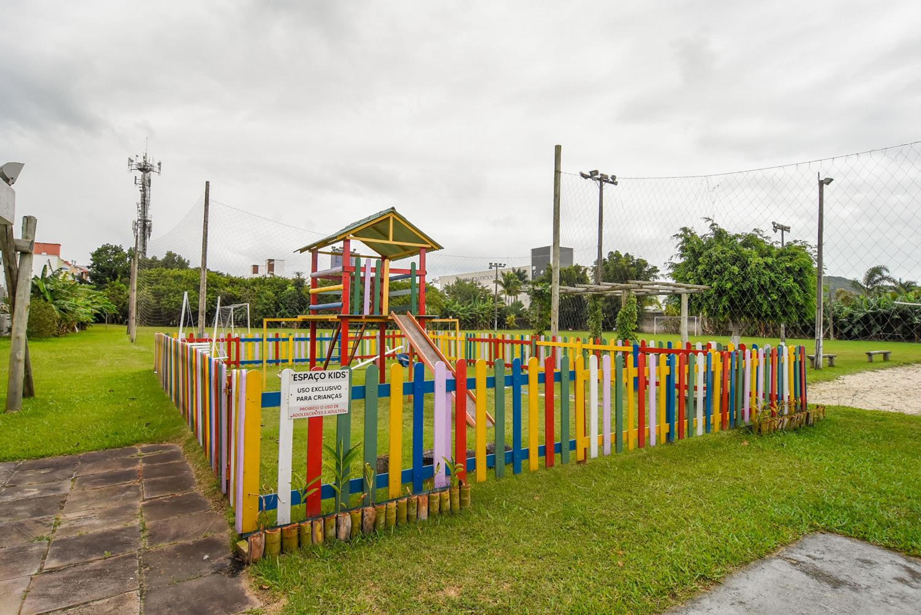 Casa em Cond. Fechado, poucos passos da Praia P539