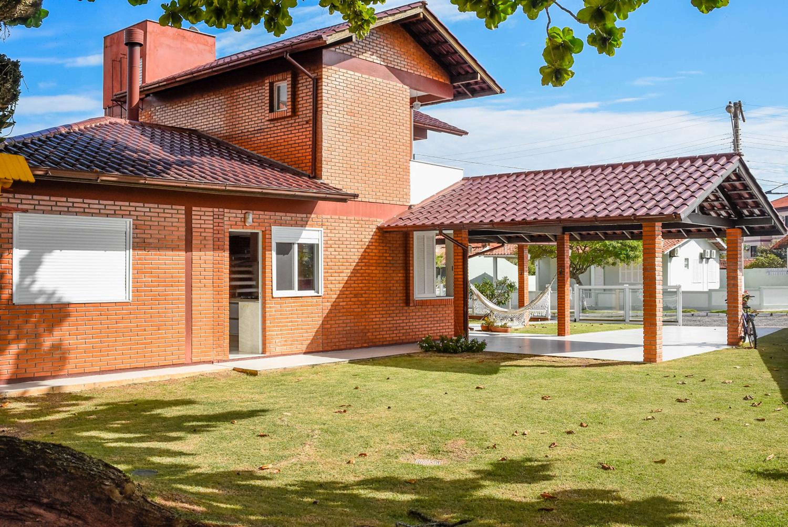 Casa em Cond. Fechado, poucos passos da Praia P539