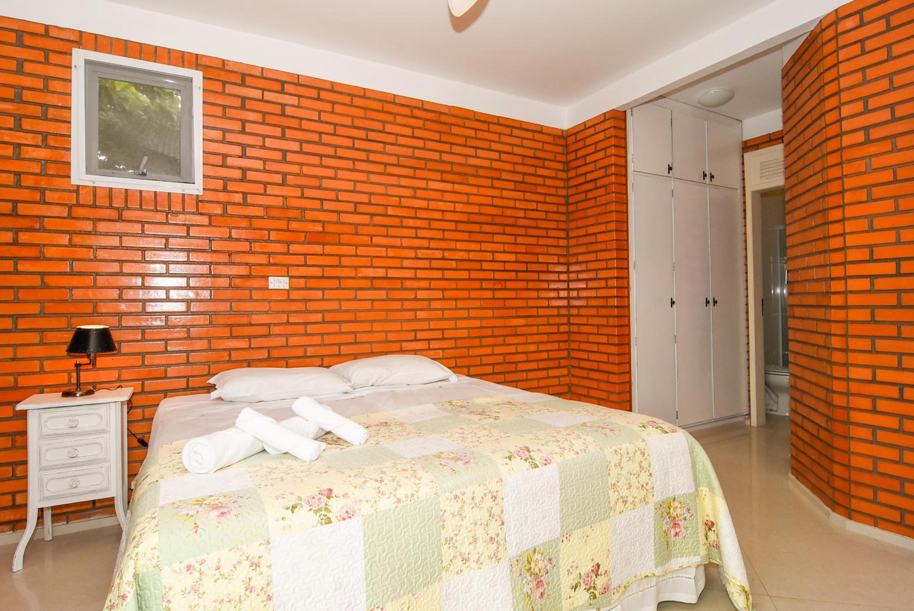 Casa em Cond. Fechado, poucos passos da Praia P539