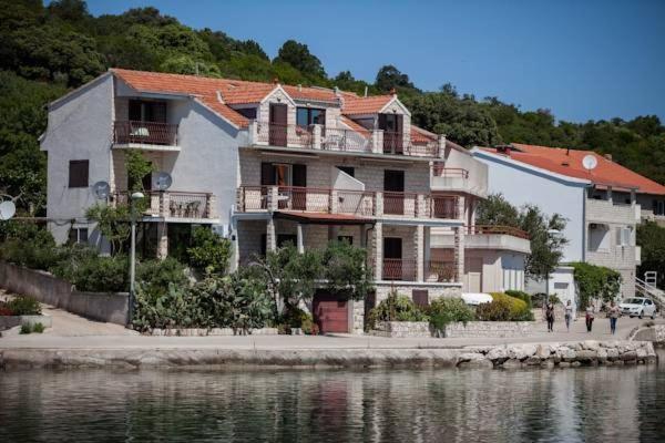 Apartments Malo Lago