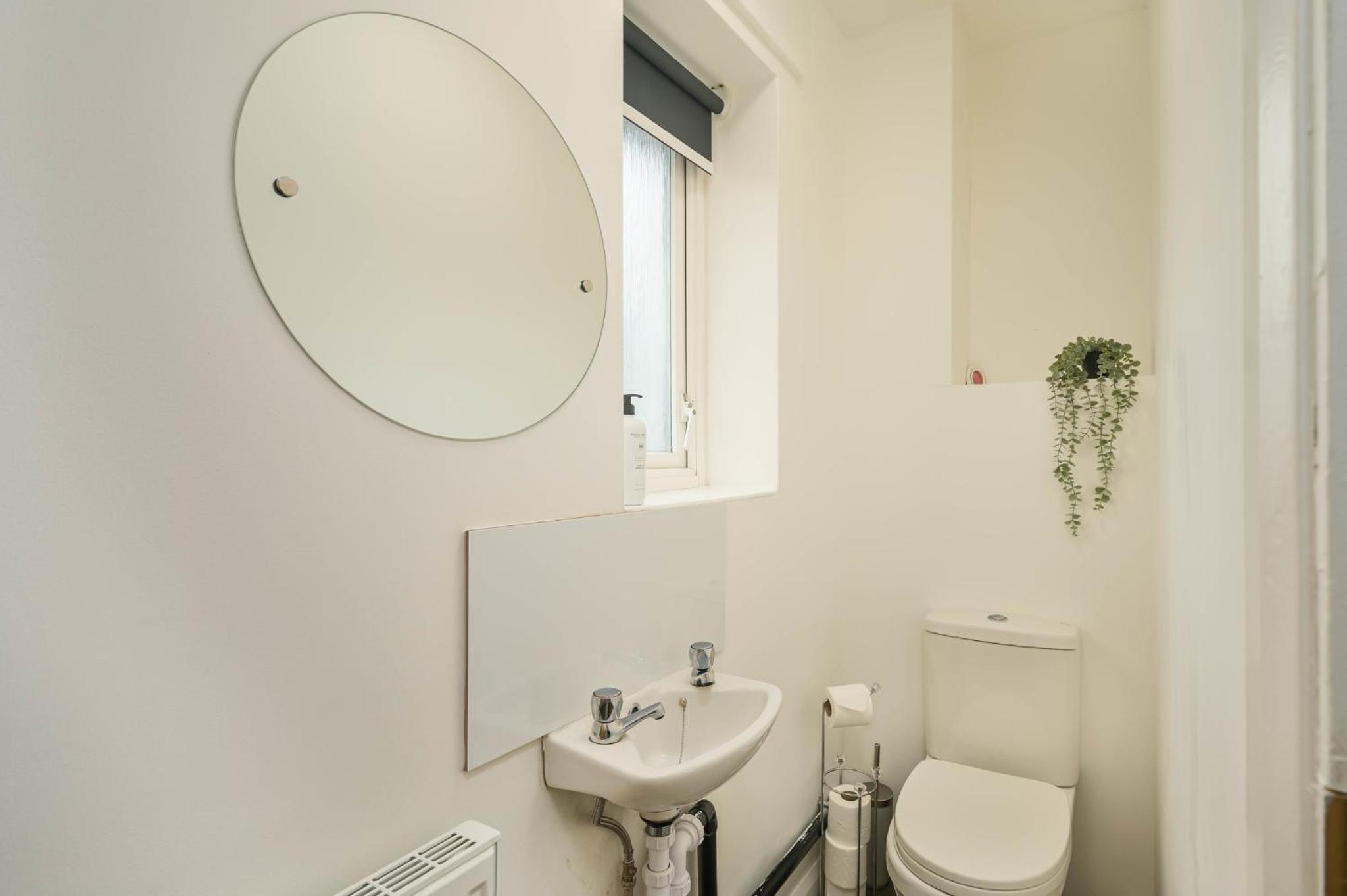 Amelias Retreat - Contractors 4 Bed House WIFI Free Parking City Centre view 2