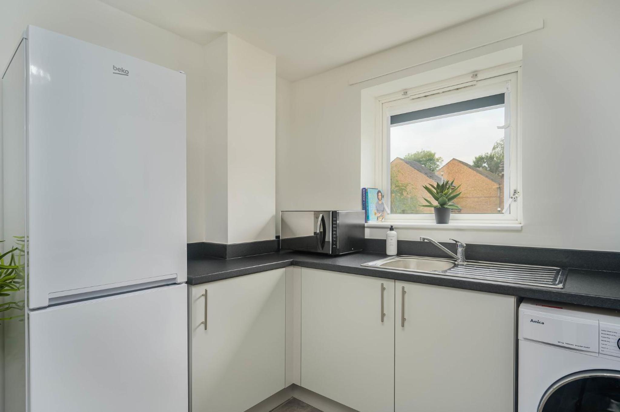Amelias Retreat - Contractors 4 Bed House WIFI Free Parking City Centre view 3