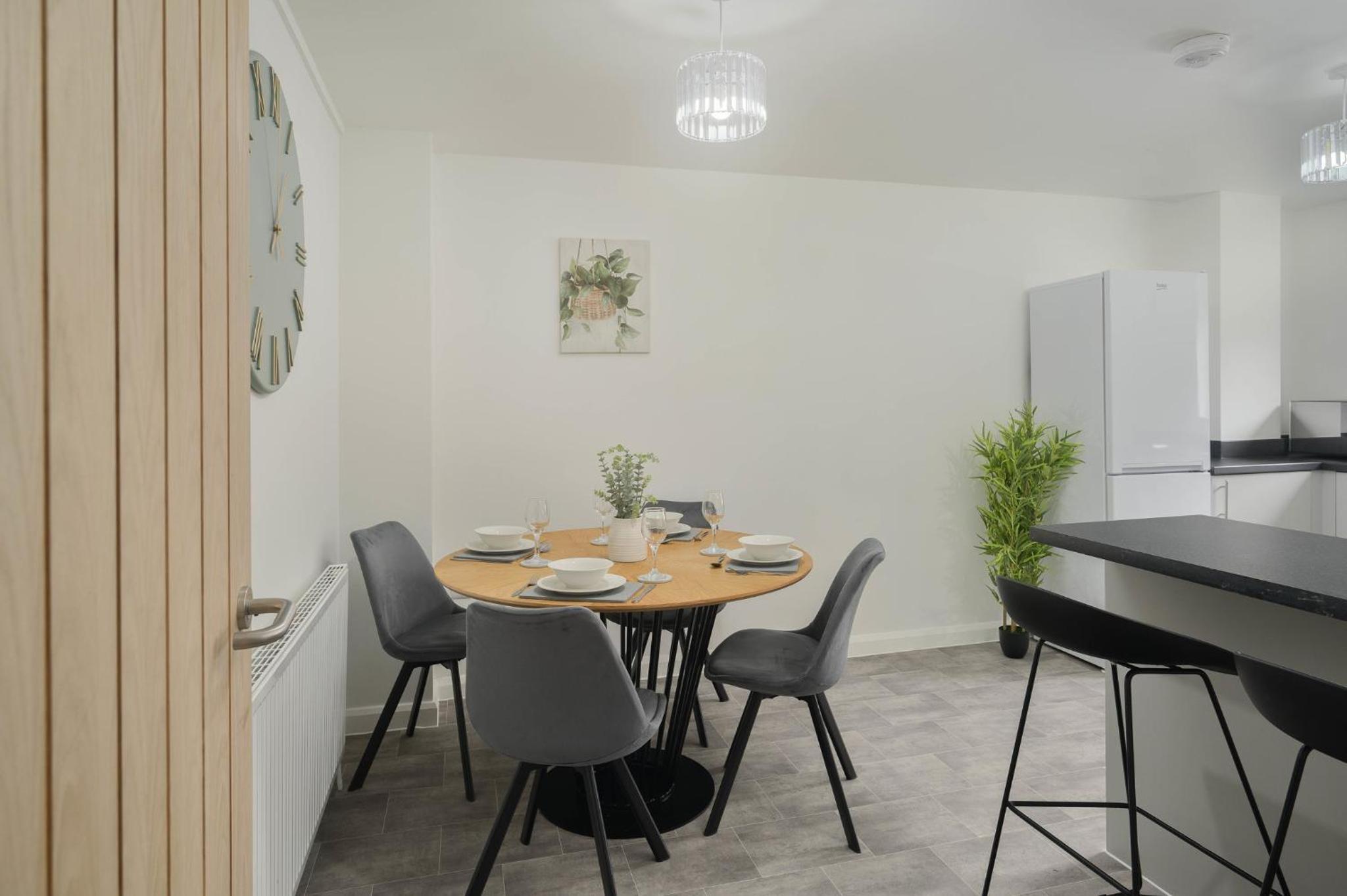 Amelias Retreat - Contractors 4 Bed House WIFI Free Parking City Centre view 5