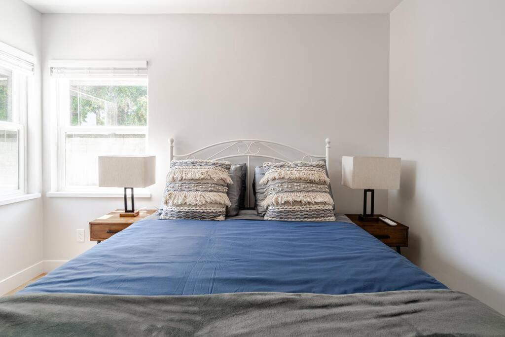 Newark Vacations - Comfortable, Updated 1B1B, with Gated Parking, WEST SIDE! Near Stanford 1 - Property Image 1