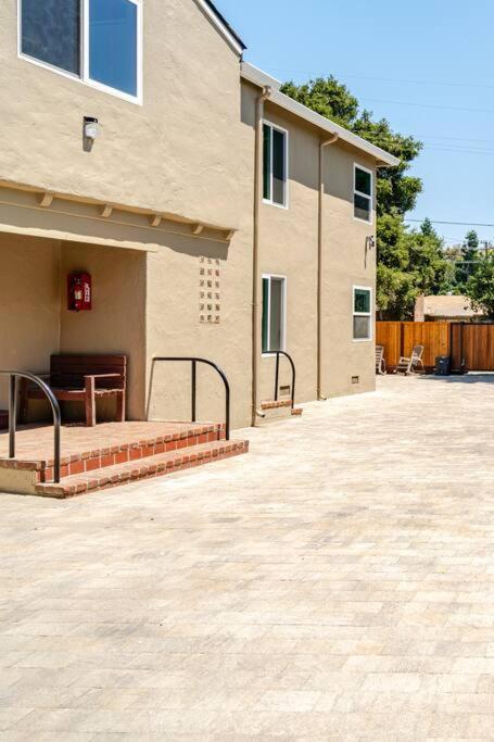 1 Palo Alto - Private Apartment with Parking, AC, Laundry, Fully Furnished view 3