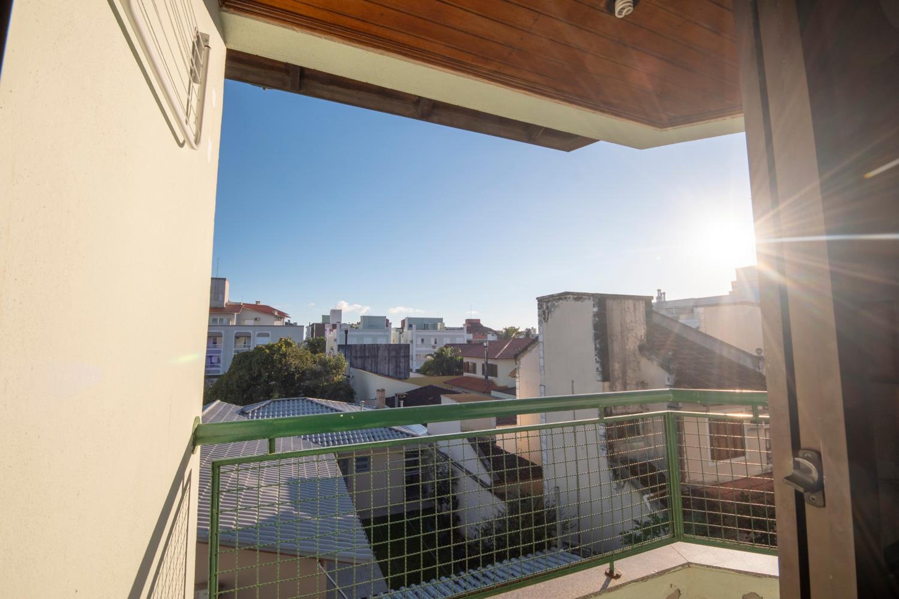Apto confortável no centro de Canasvieiras YF2045