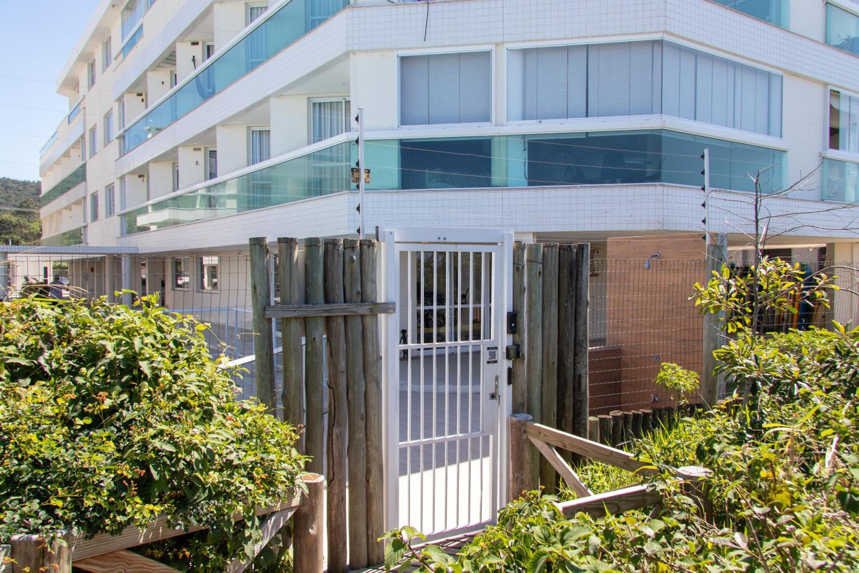 Apartamento com Vista Mar e Acesso a Praia YY4578