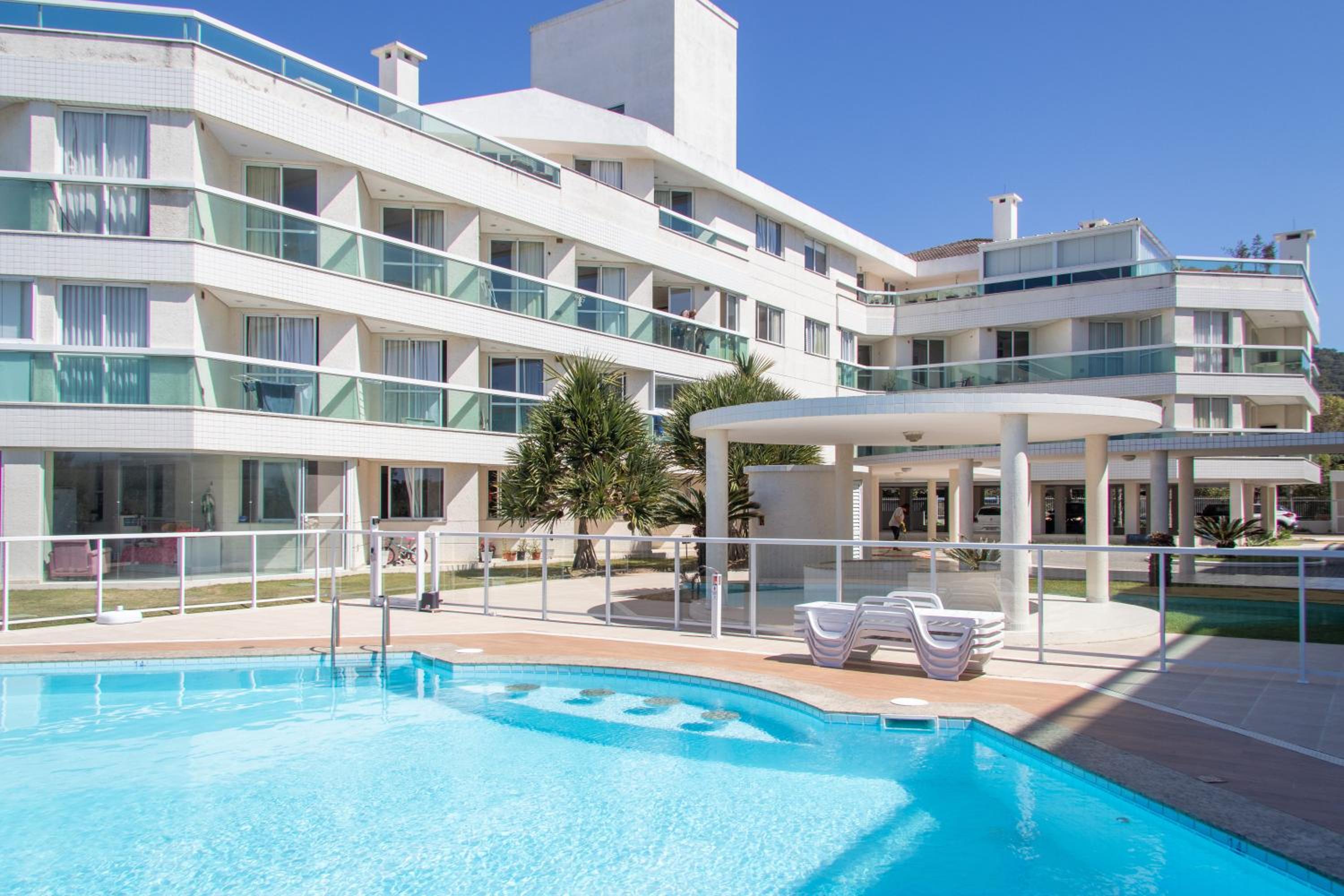 Apartamento com Vista Mar e Acesso a Praia YY4578