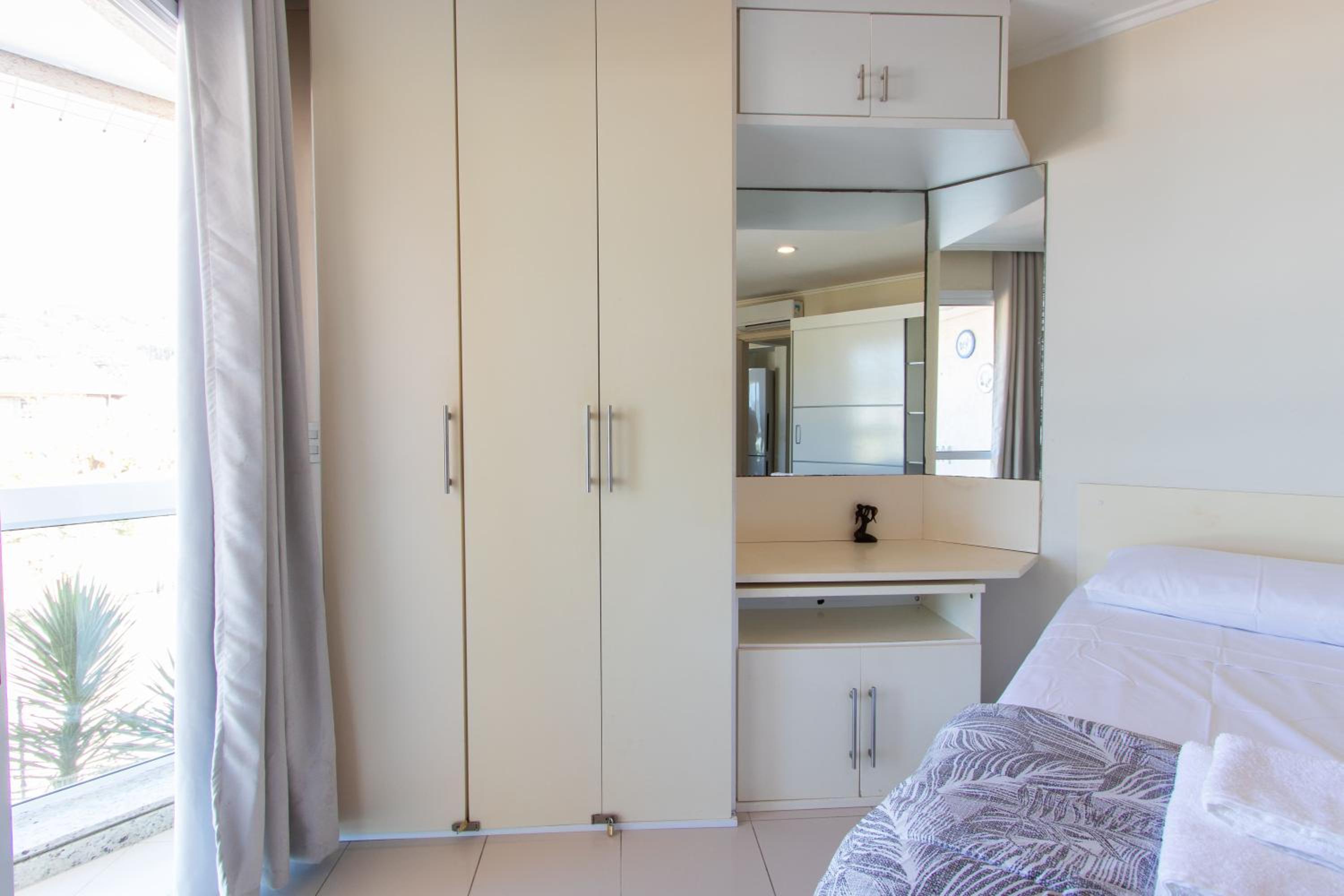 Apartamento com Vista Mar e Acesso a Praia YY4578