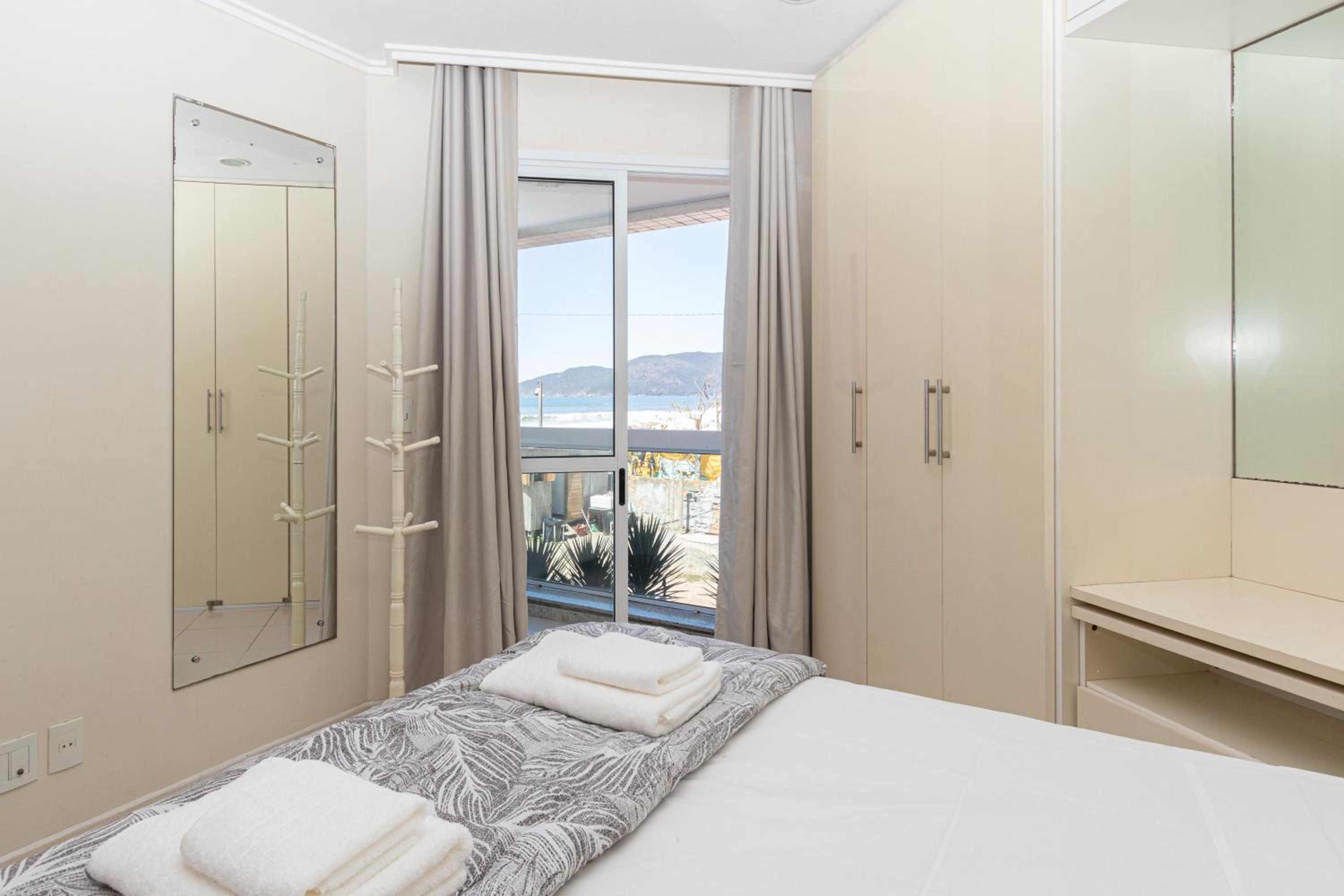 Apartamento com Vista Mar e Acesso a Praia YY4578