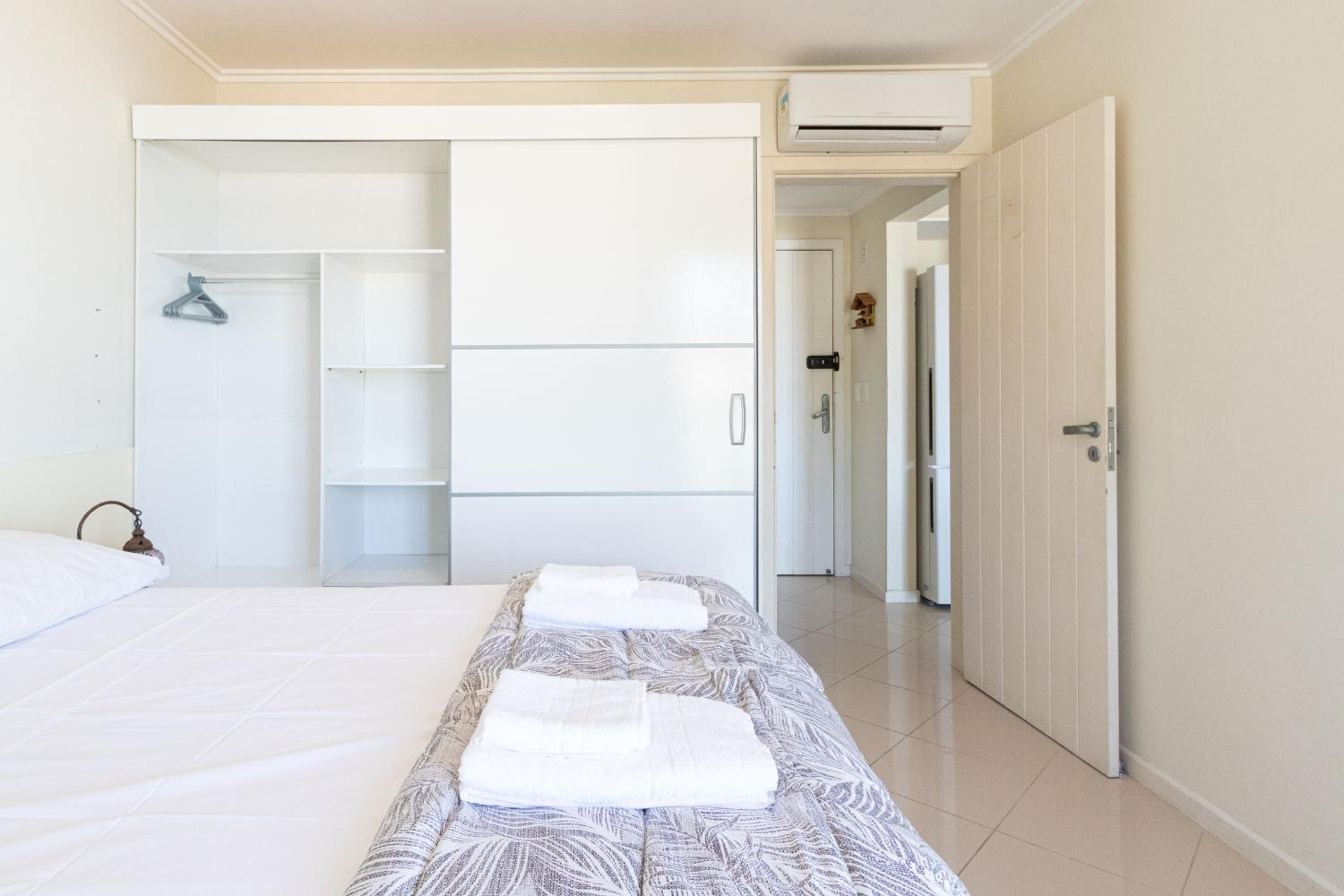 Apartamento com Vista Mar e Acesso a Praia YY4578
