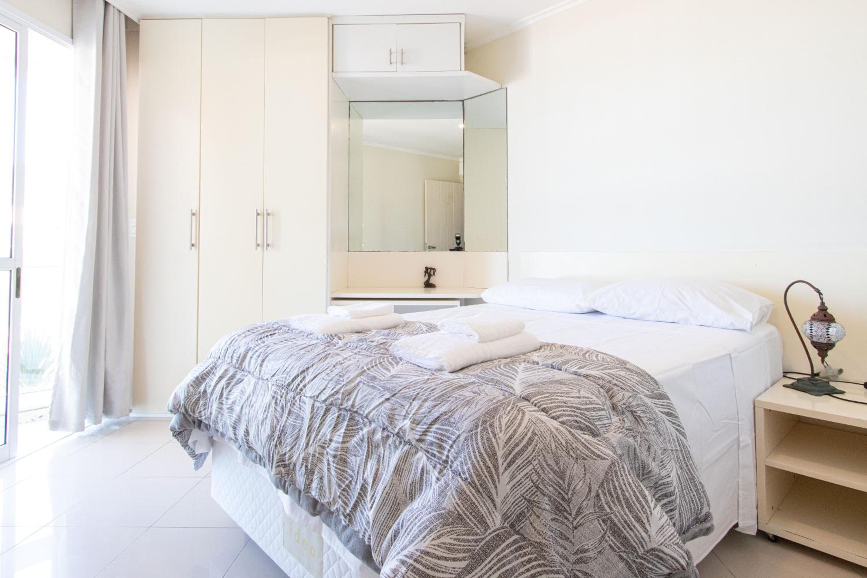 Apartamento com Vista Mar e Acesso a Praia YY4578