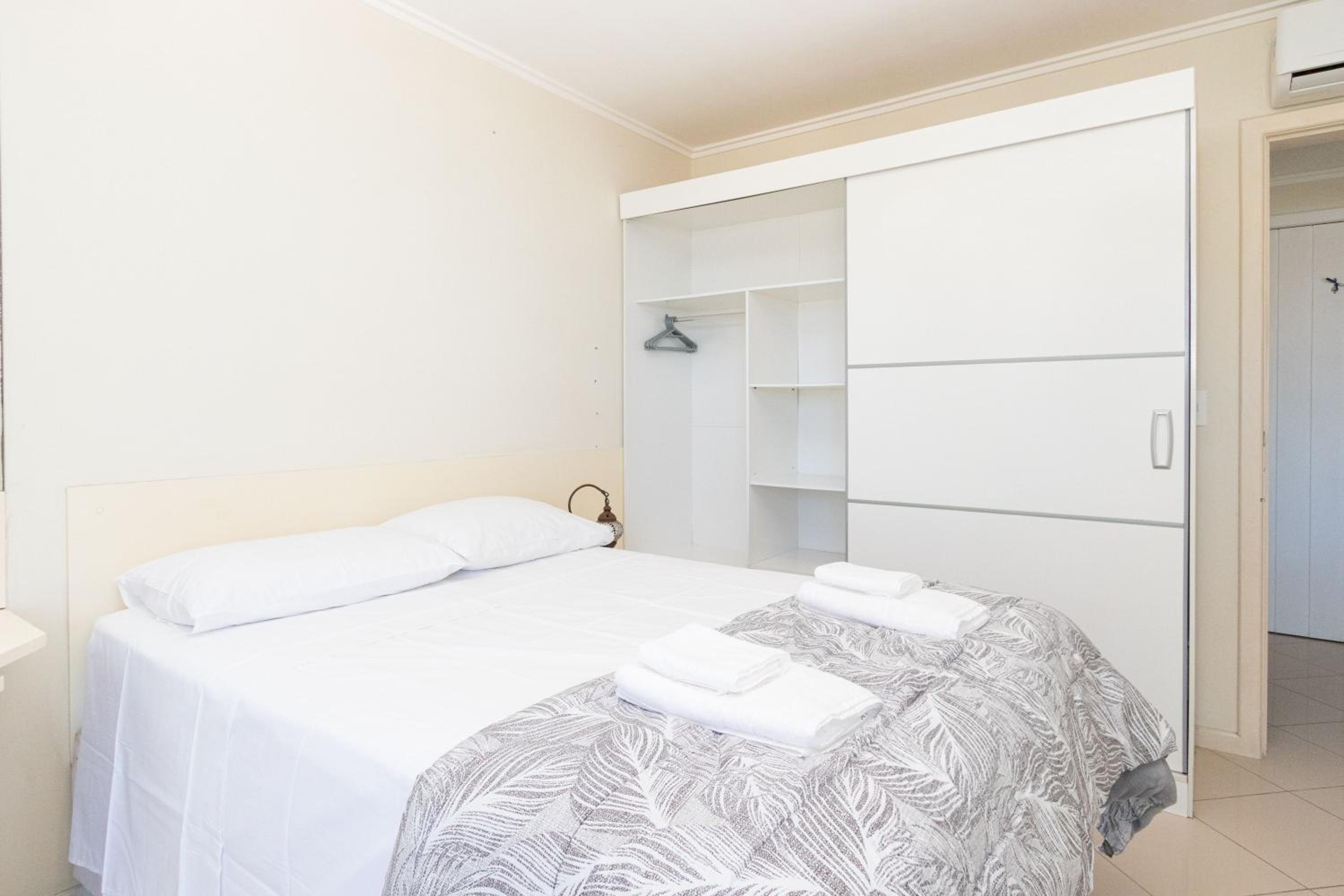 Apartamento com Vista Mar e Acesso a Praia YY4578