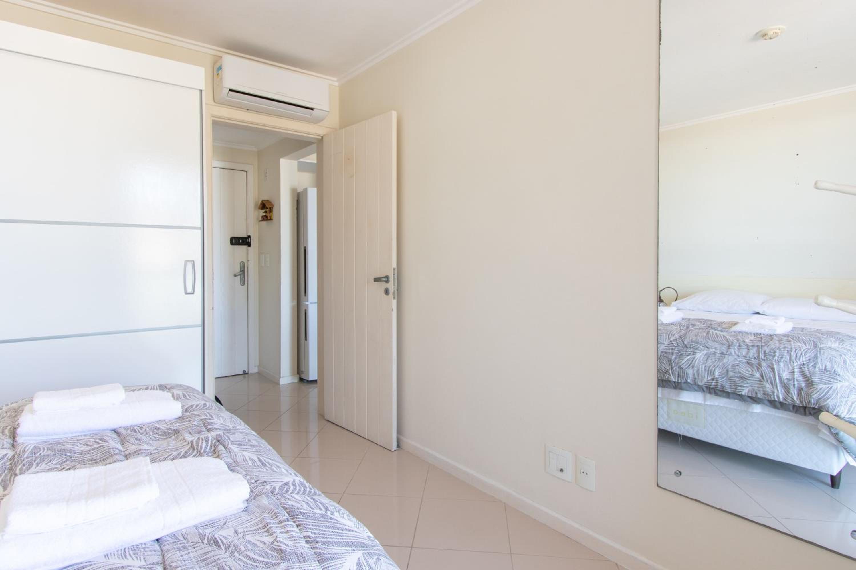 Apartamento com Vista Mar e Acesso a Praia YY4578