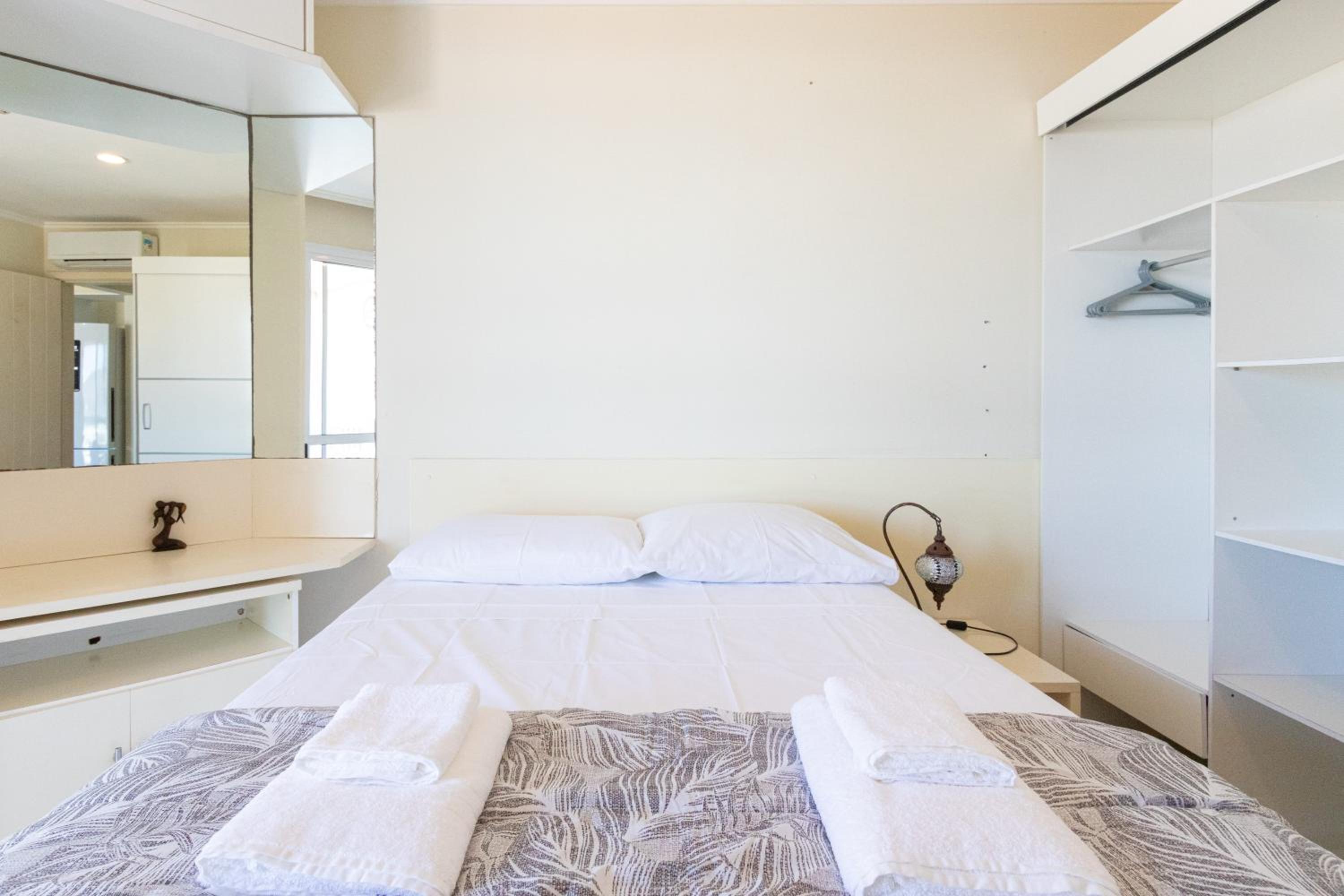 Apartamento com Vista Mar e Acesso a Praia YY4578