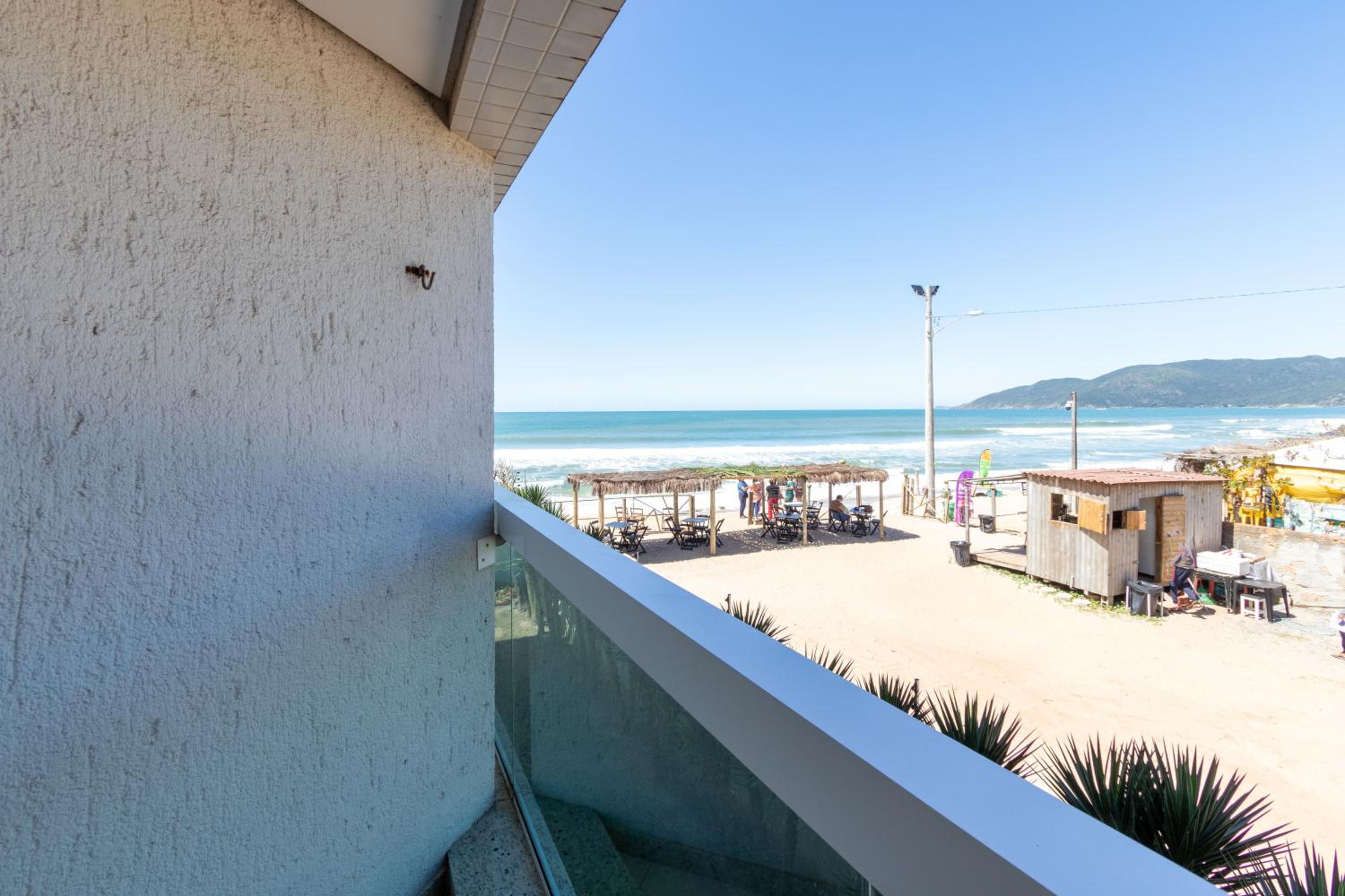 Apartamento com Vista Mar e Acesso a Praia YY4578