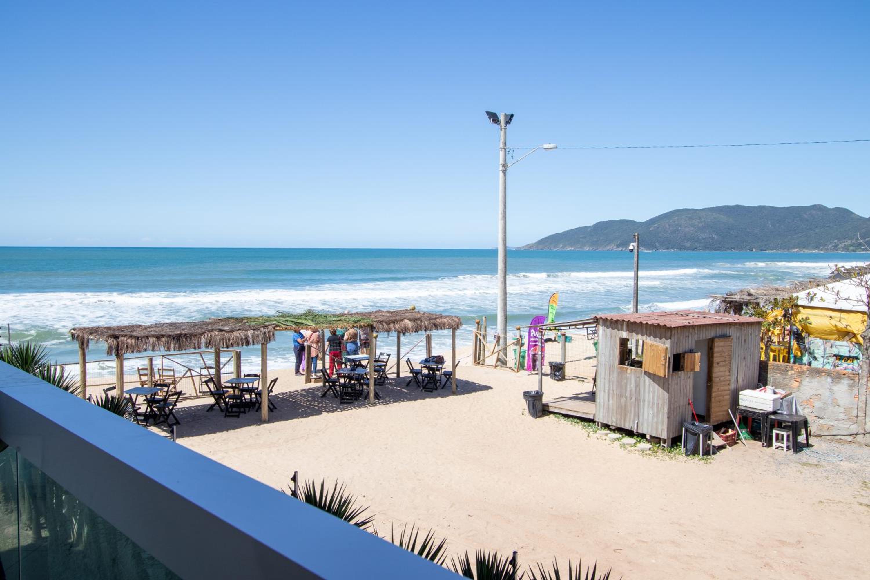 Apartamento com Vista Mar e Acesso a Praia YY4578