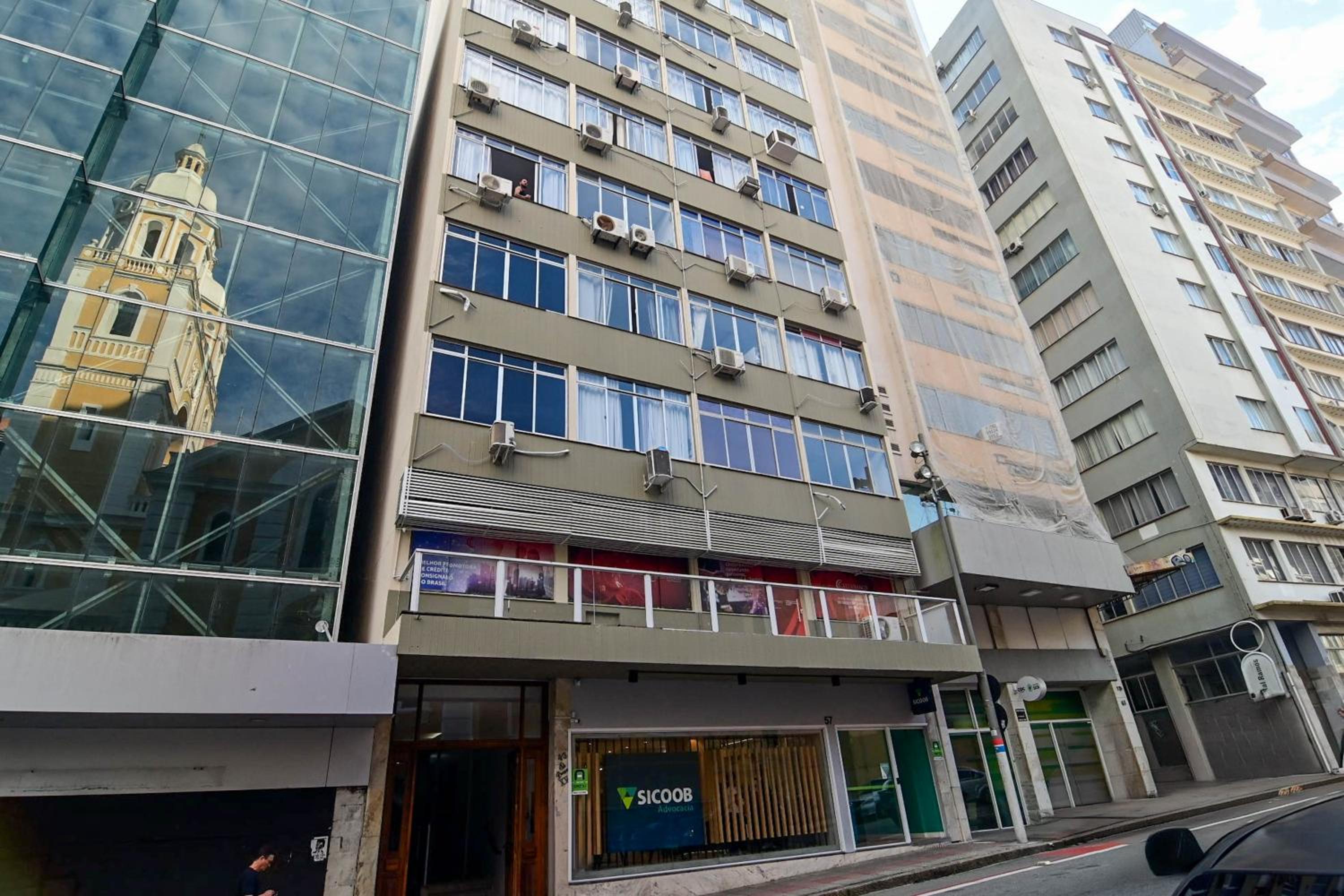 Studio em frente à Catedral no centro KH1930