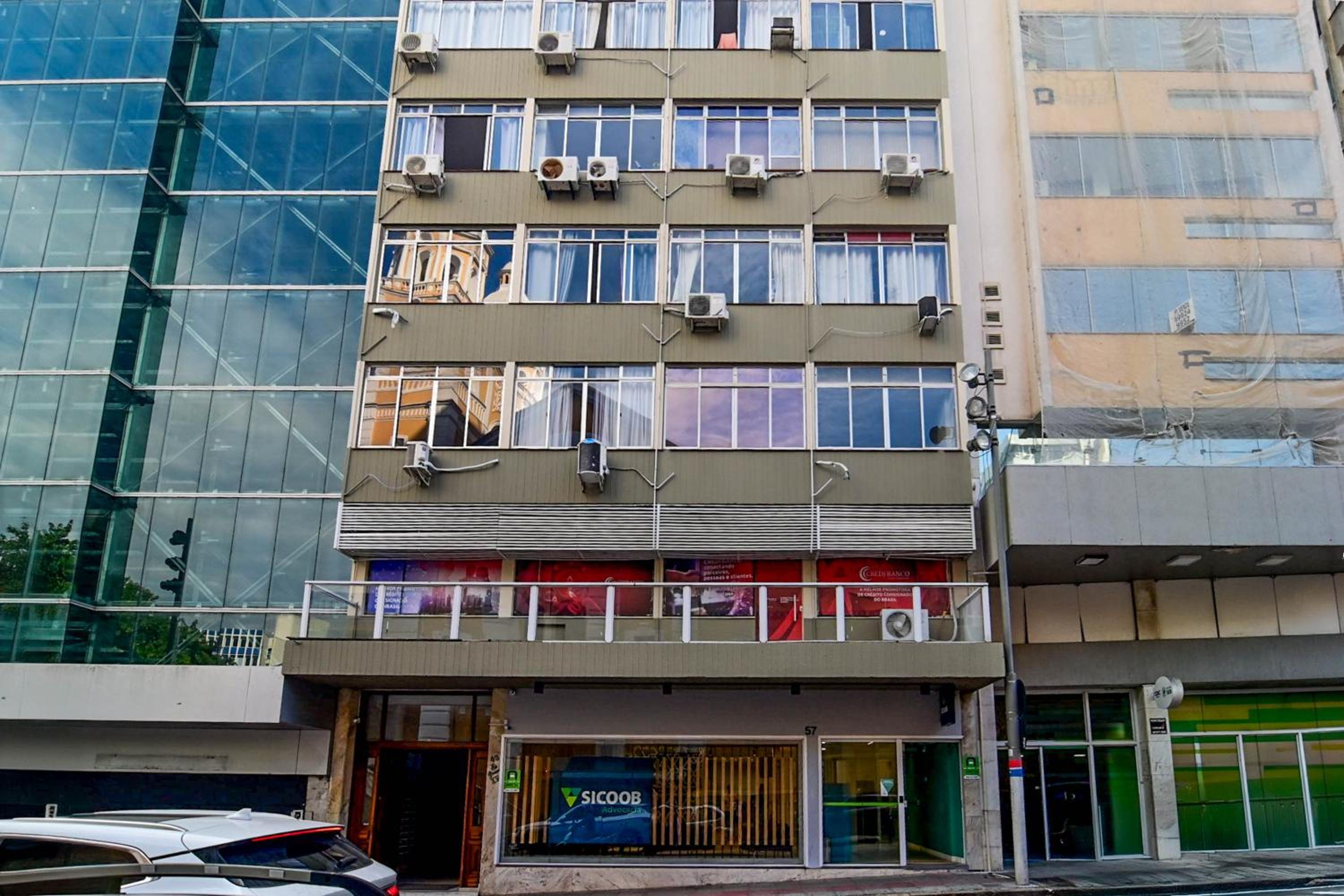 Studio em frente à Catedral no centro KH1930