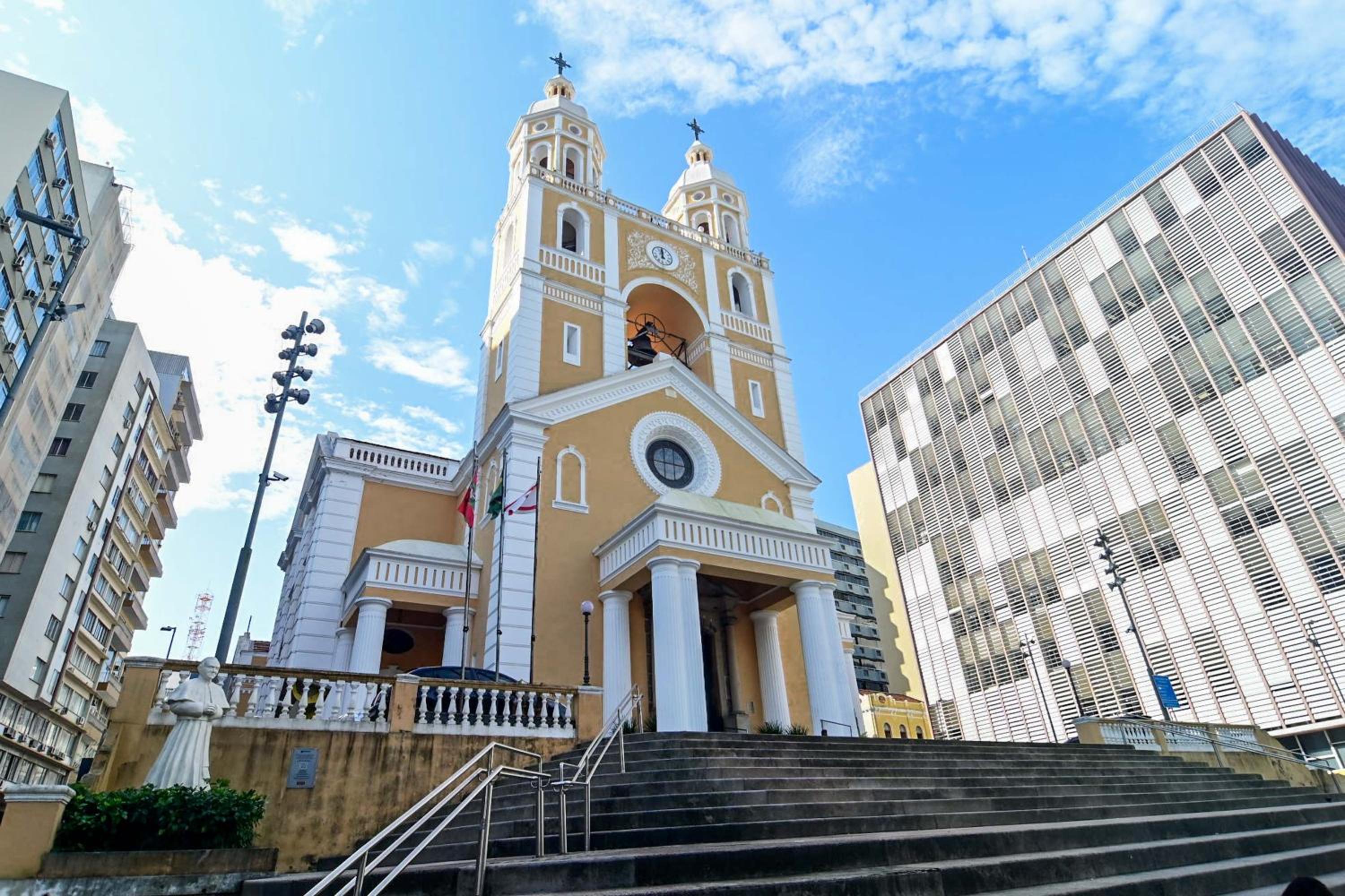 Studio em frente à Catedral no centro KH1930