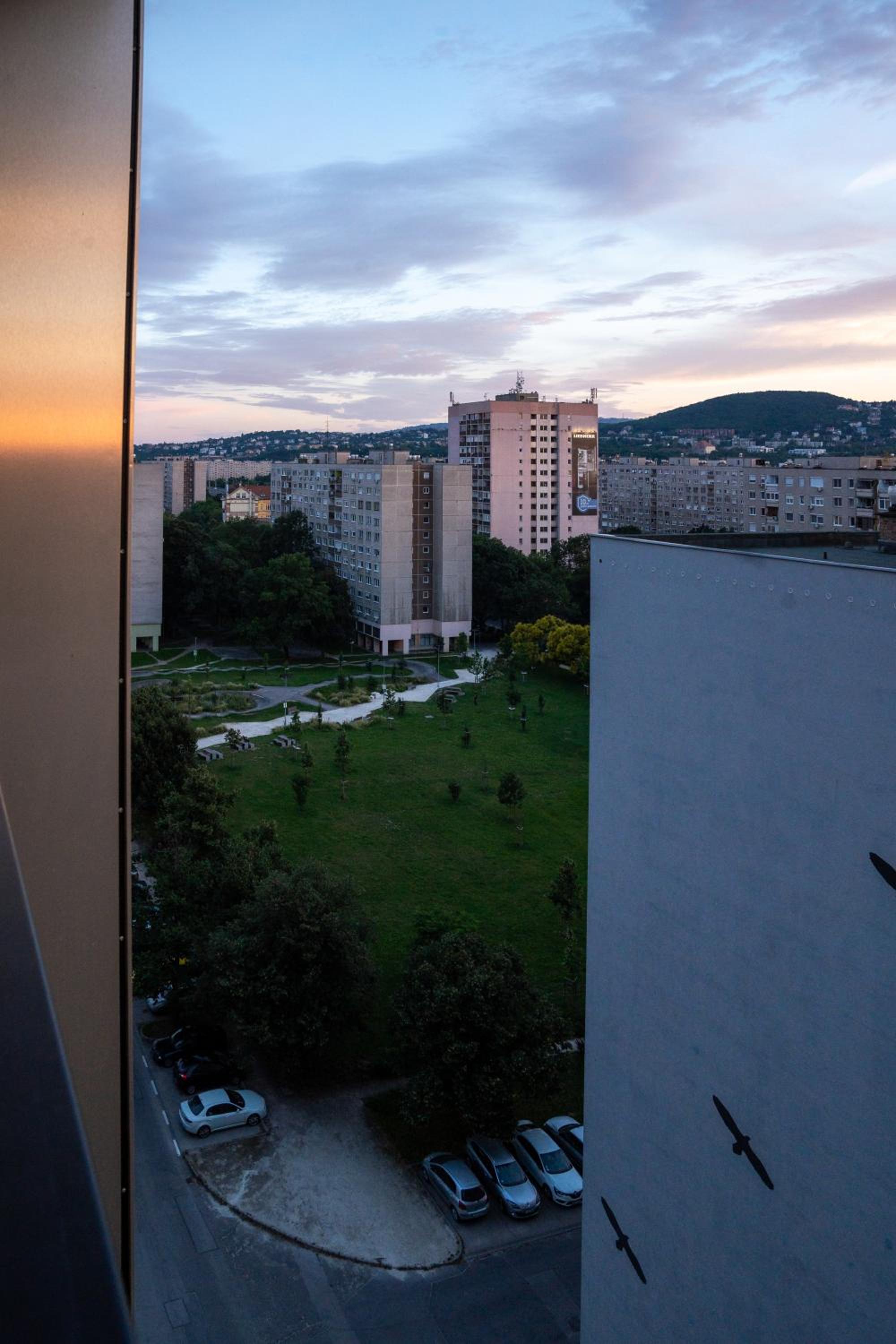 Waterfront City apt Buda Hills Views&Free parking