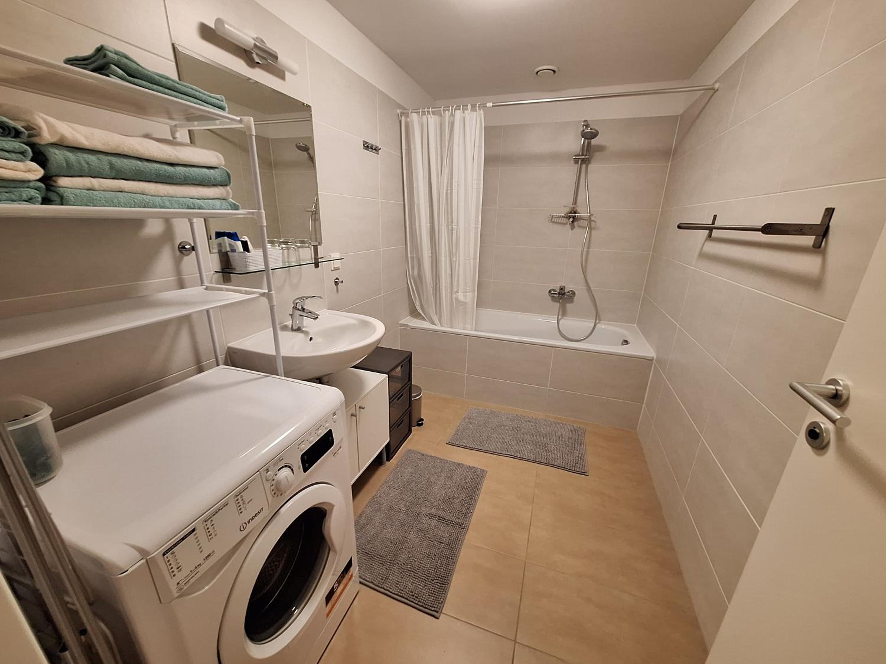 Modern yet cozy apartment with all amenities and quiet south-balcony