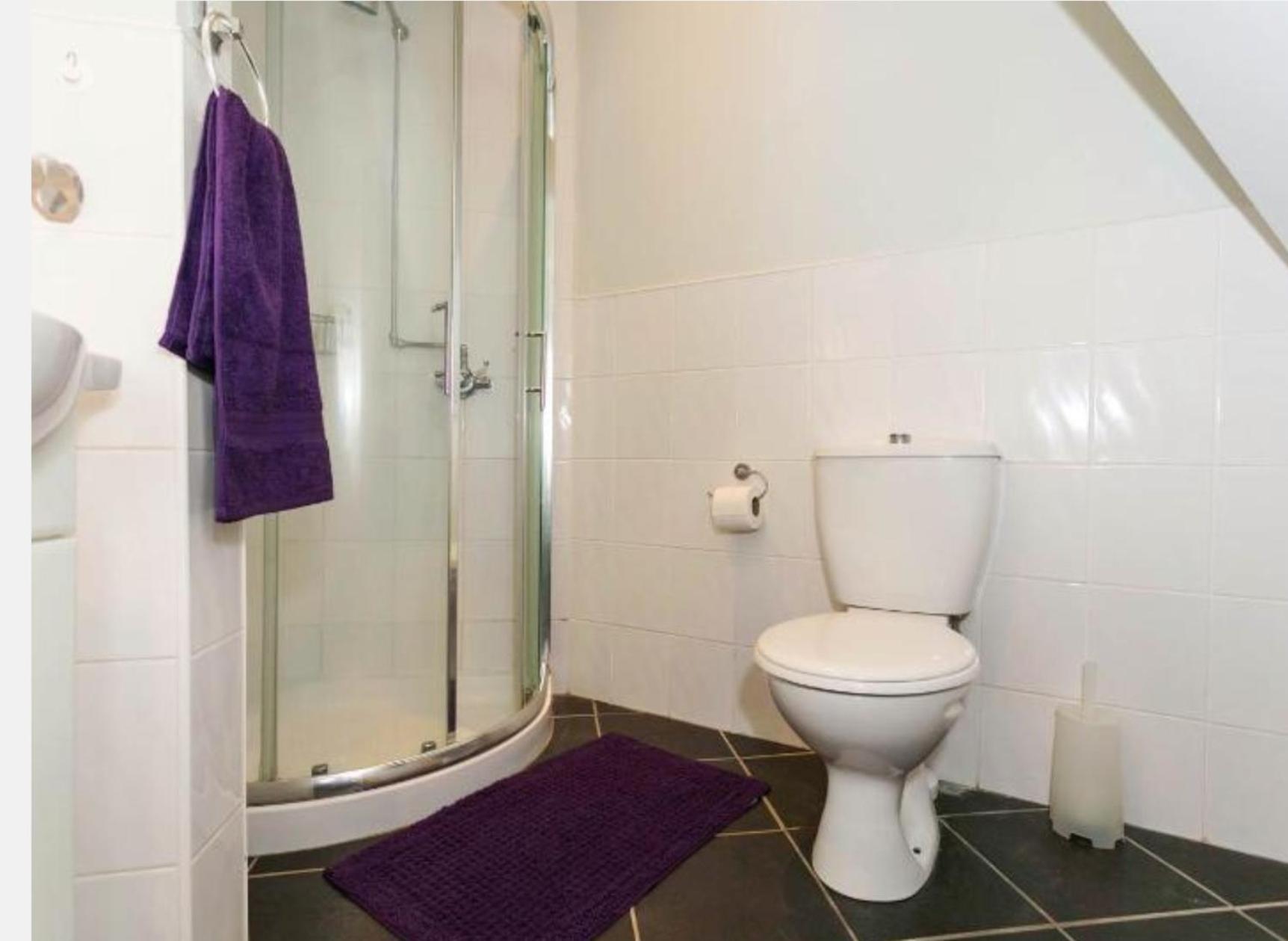 3 bed rooms 2 en-suite - spacious with 90sqm garden - self check in - pet friendly - Central, near beach