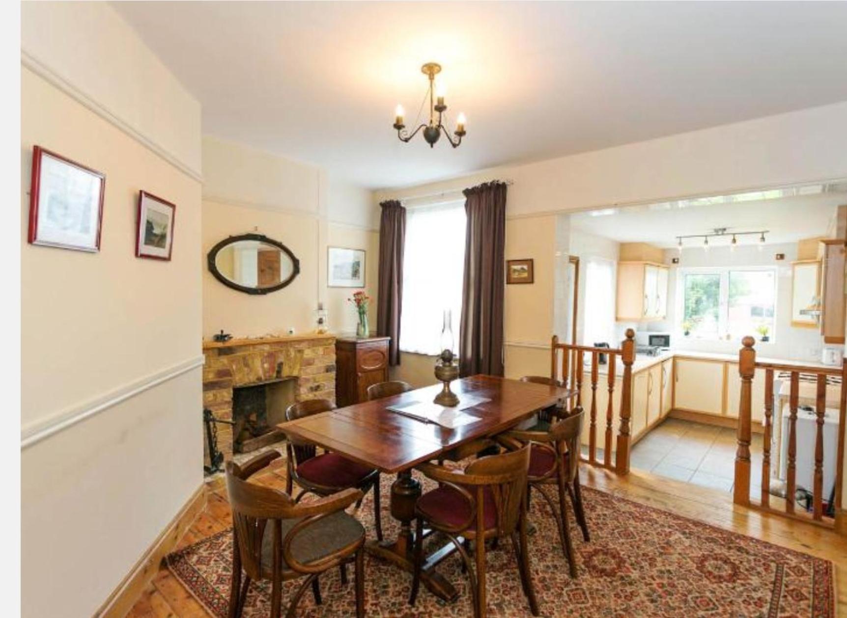 3 bed rooms 2 en-suite - spacious with 90sqm garden - self check in - pet friendly - Central, near beach