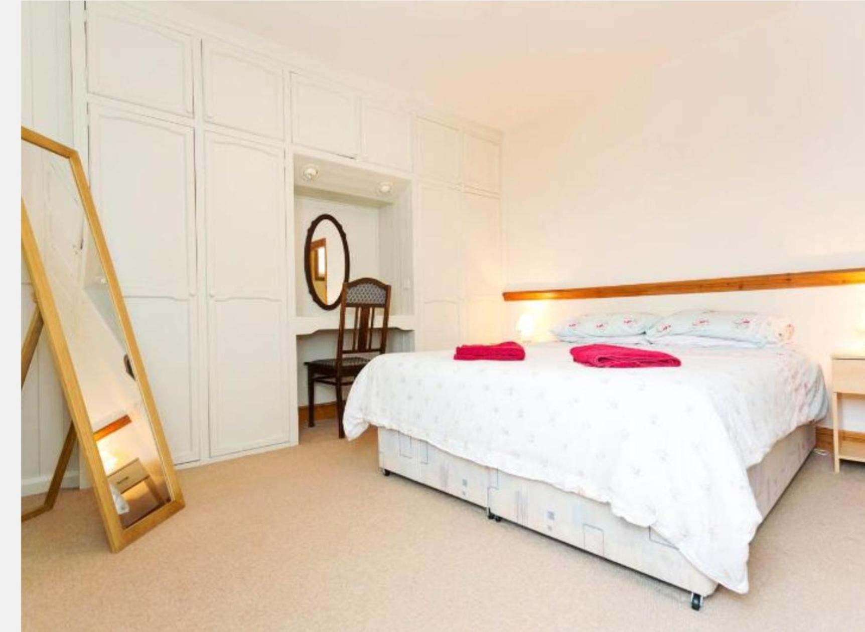 3 bed rooms 2 en-suite - spacious with 90sqm garden - self check in - pet friendly - Central, near beach