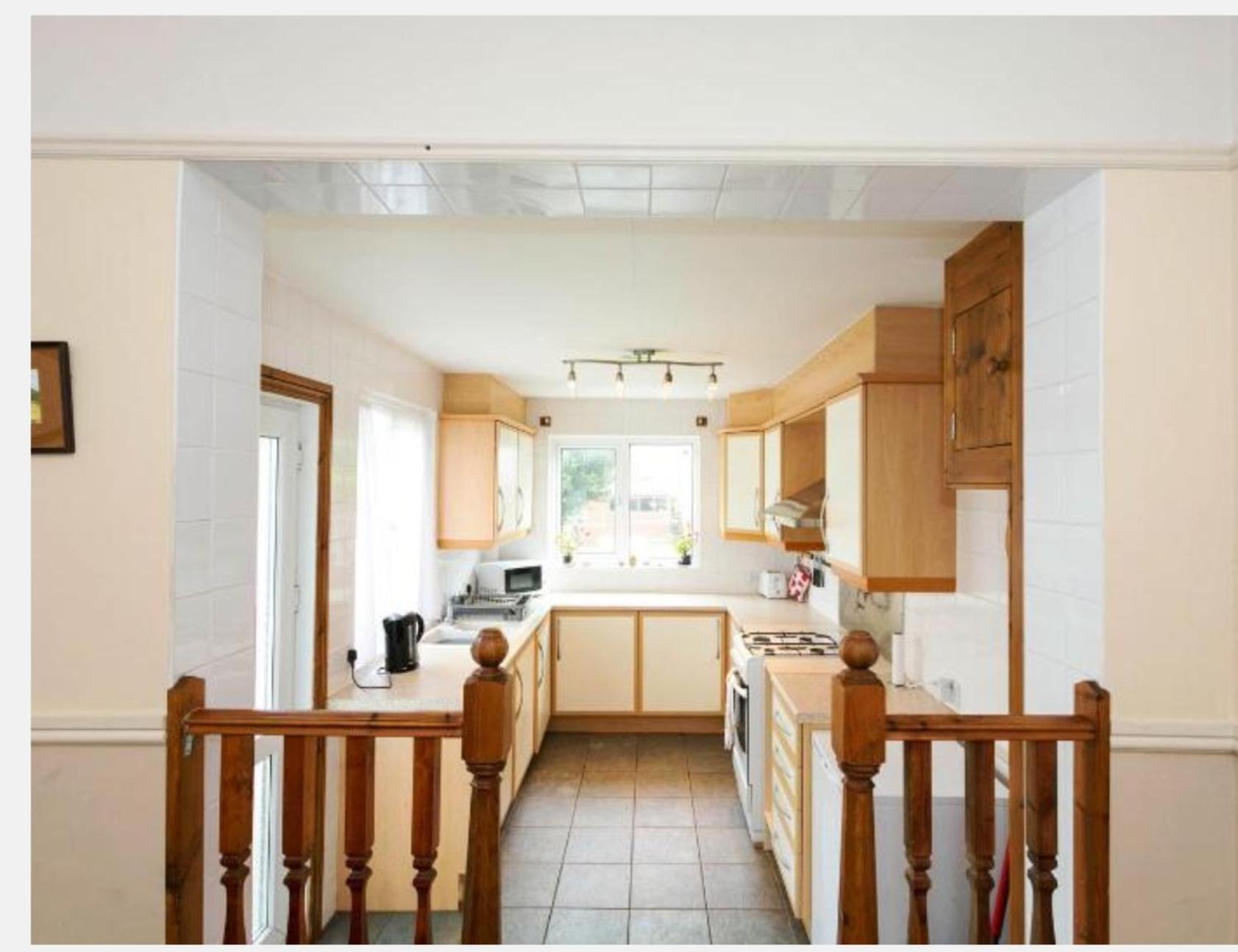 3 bed rooms 2 en-suite - spacious with 90sqm garden - self check in - pet friendly - Central, near beach