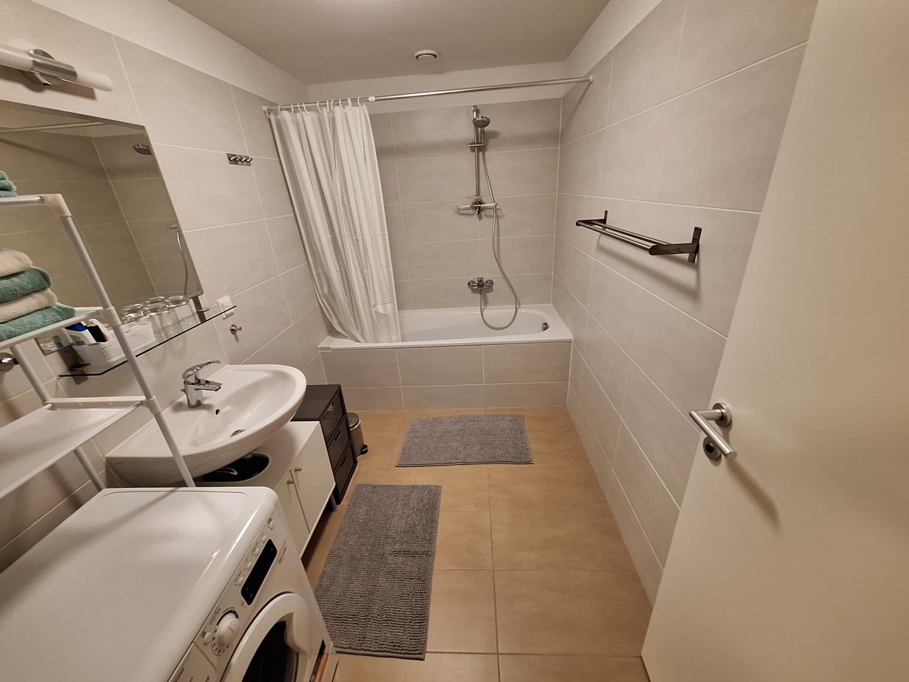 Modern yet cozy apartment with all amenities and quiet south-balcony