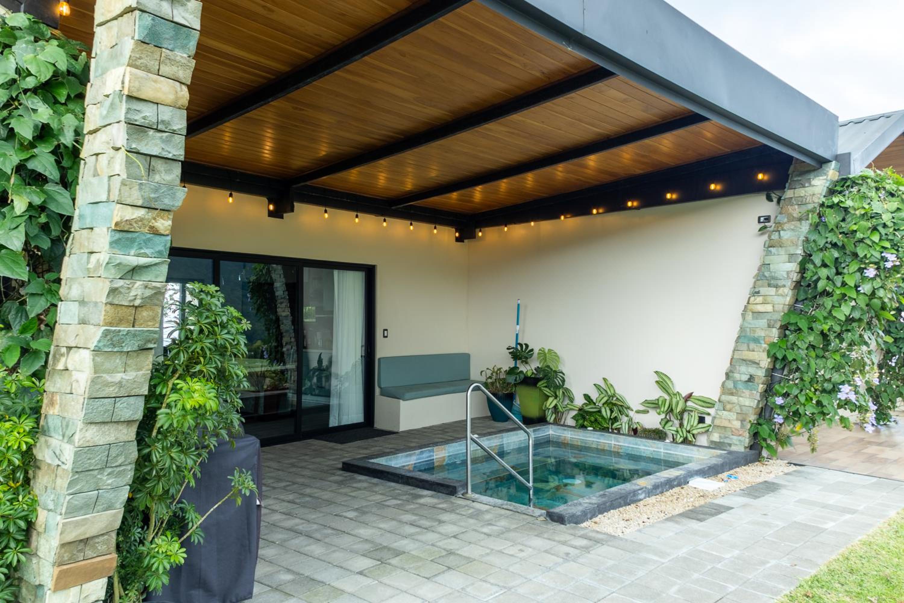 Villas Jawara ! Un Volcán en su Jardín !