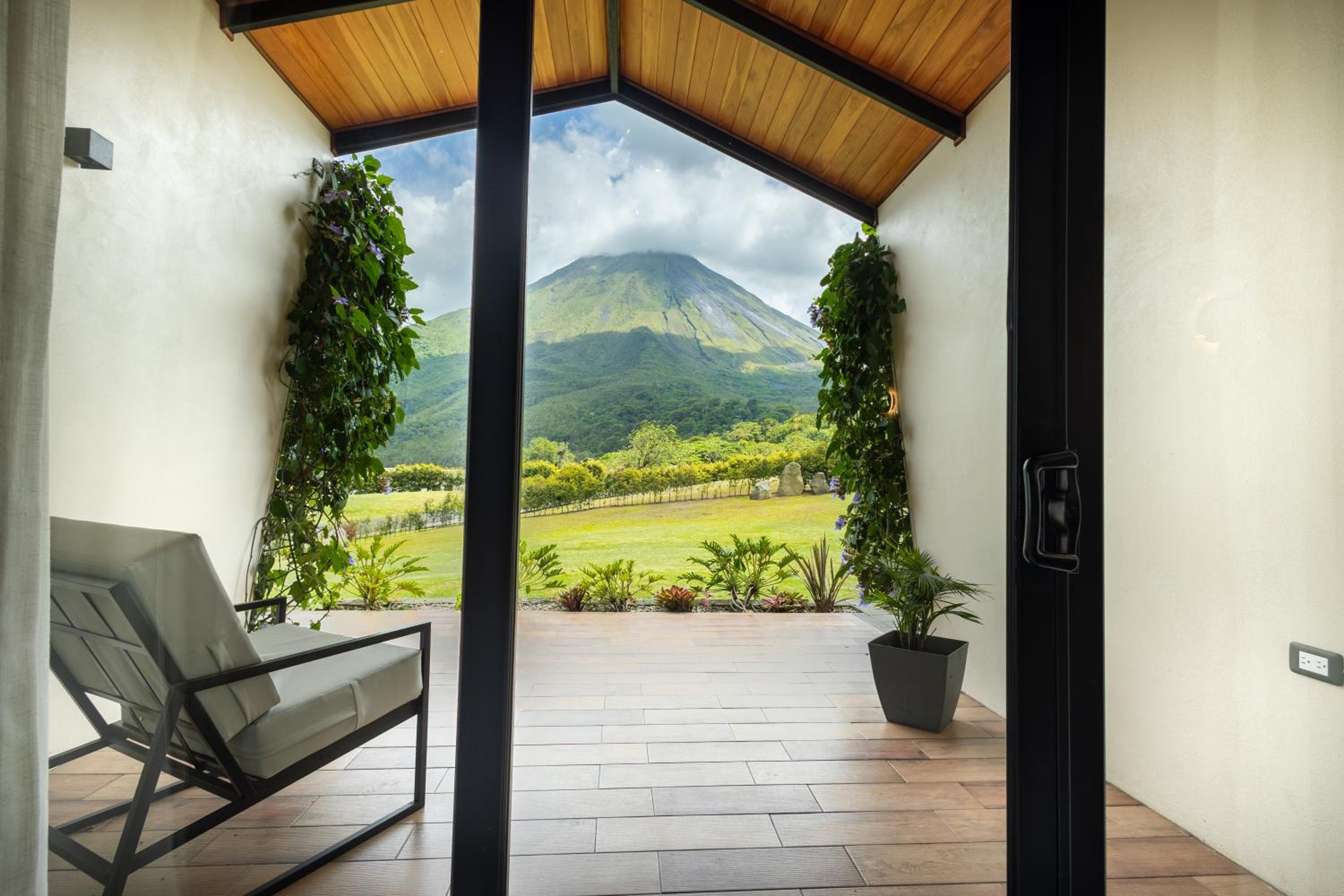 Villas Jawara ! Un Volcán en su Jardín !