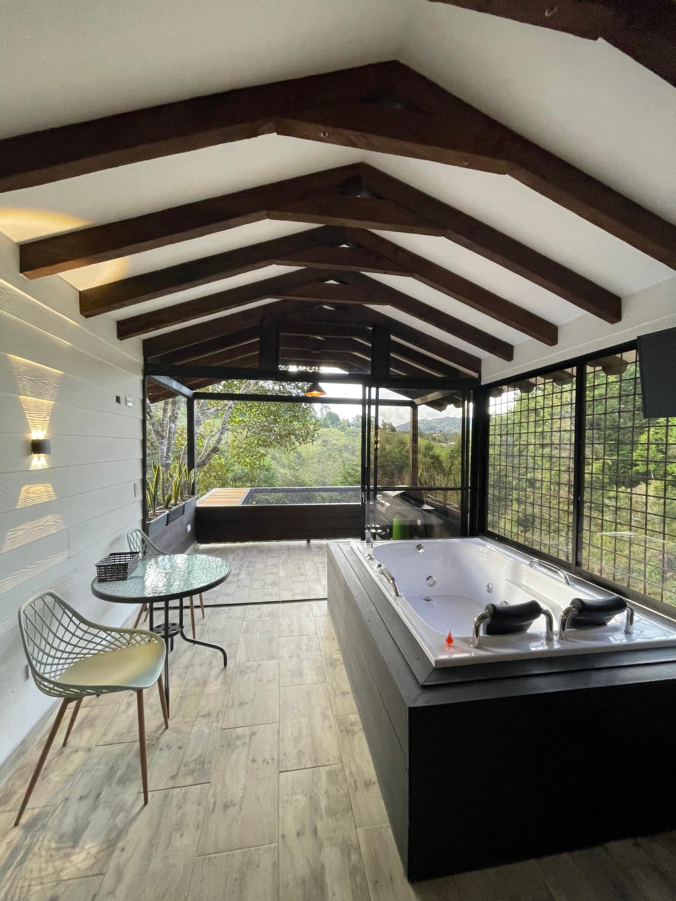 Hotel Cabañas Tahamí con jacuzzi cerca al Aeropuerto - Image 1