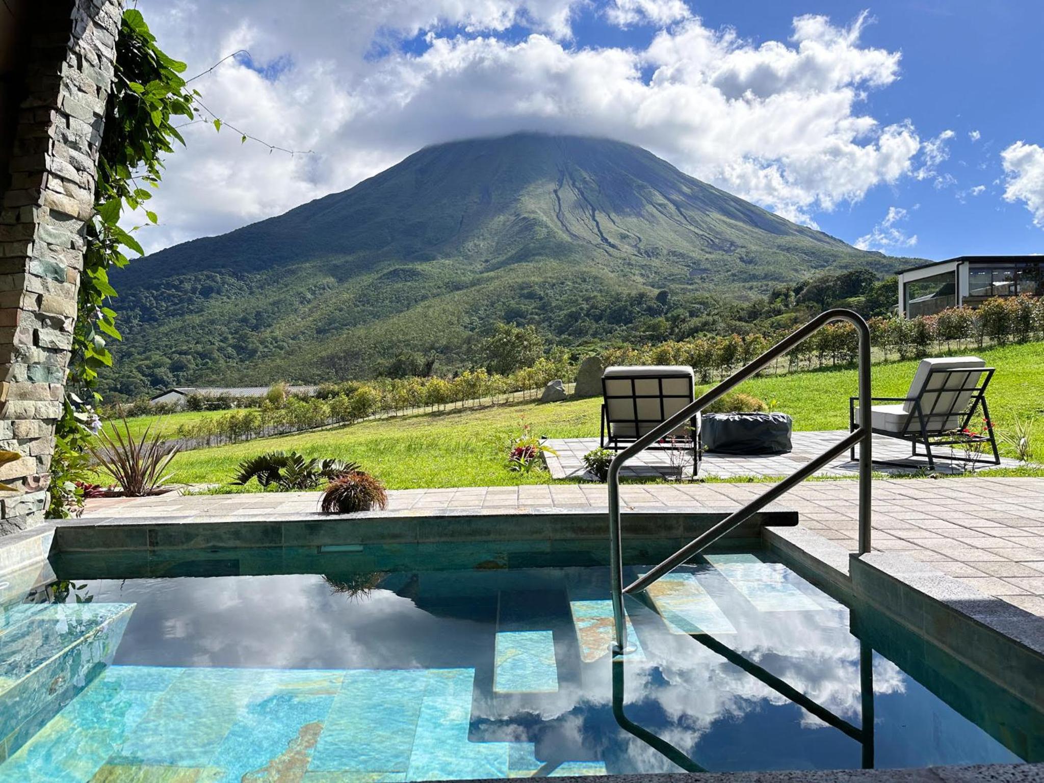 Villas Jawara ! Un Volcán en su Jardín !