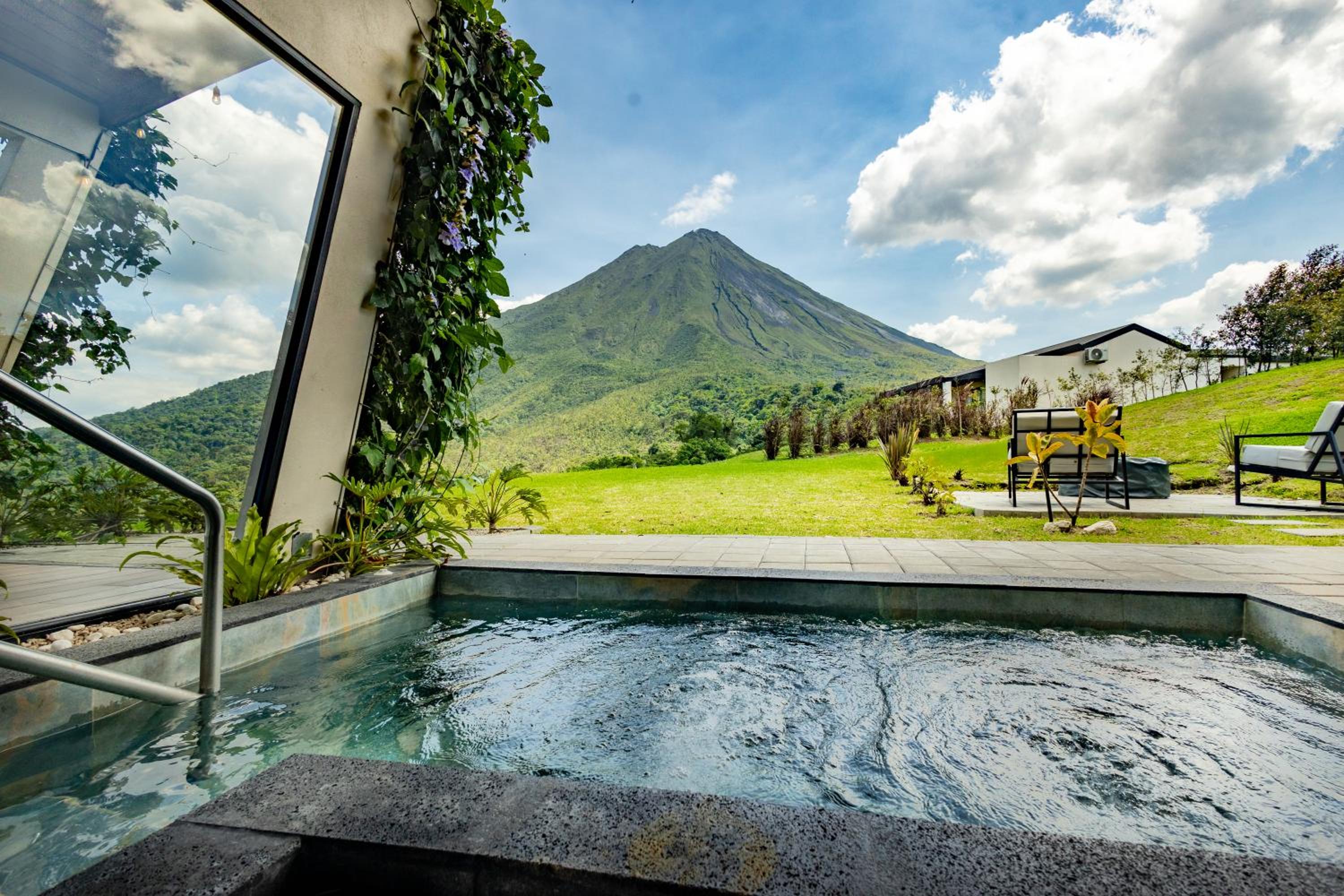 Villas Jawara ! Un Volcán en su Jardín !